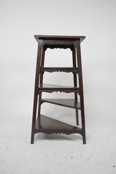 Aesthetic Movement Beistelltisch aus Nussbaumholz mit halber dreieckiger Ablagefläche.