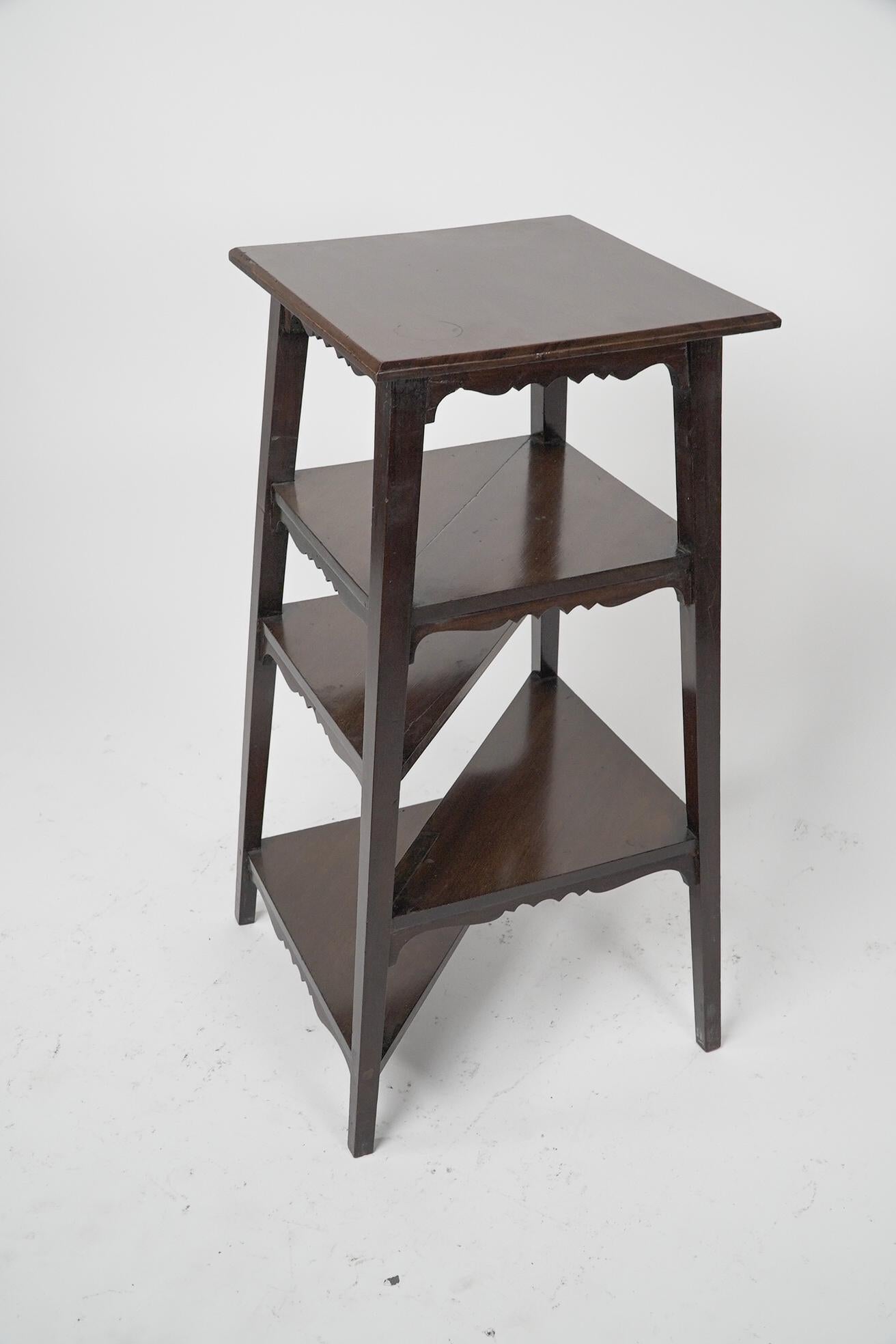 Fin du XIXe siècle Aesthetic Movement Table d'appoint en noyer wot-not-stand avec étagères en demi-triangle. en vente
