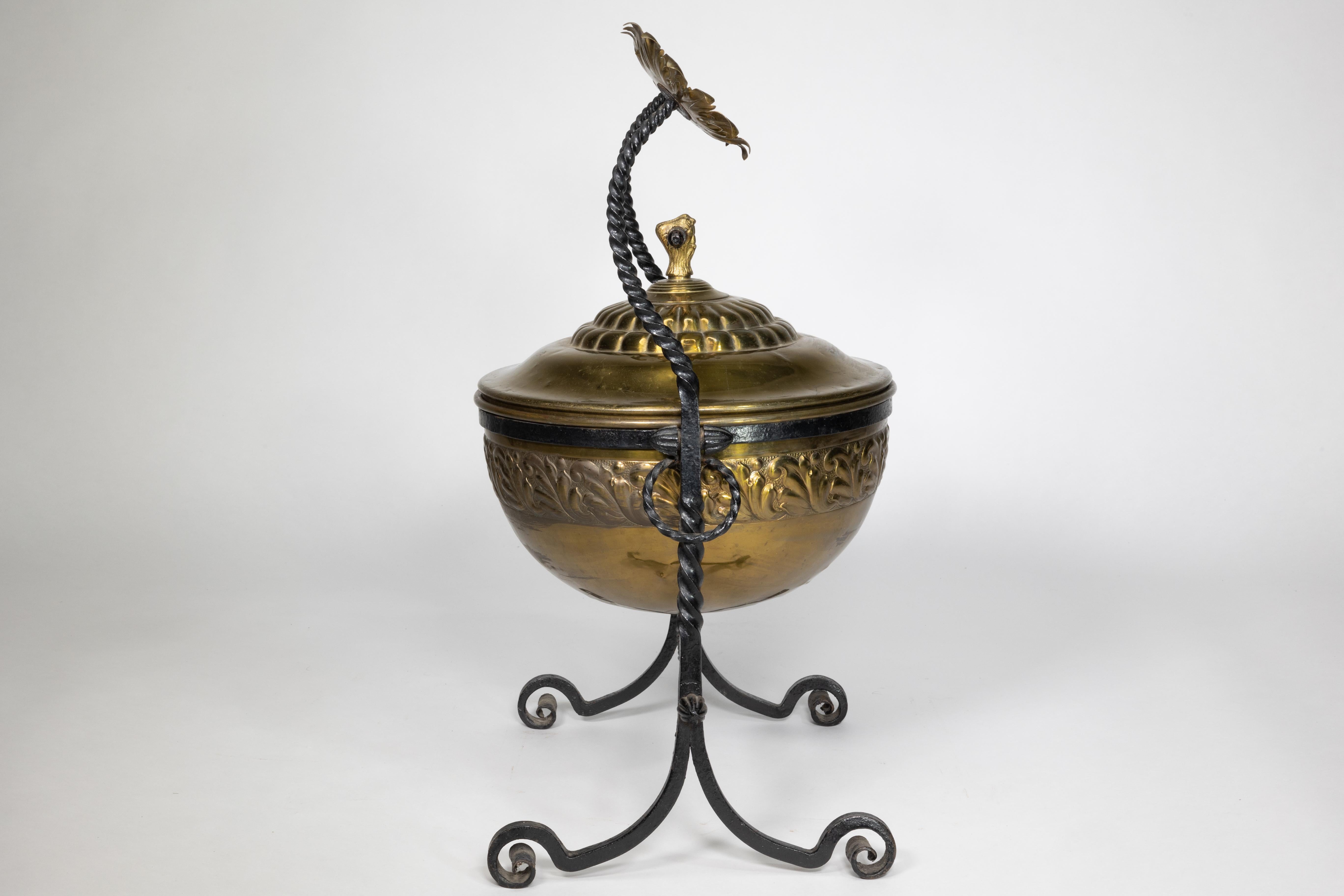 An Aesthetic Movement wrought iron and copper fire bucket with sunflower finials In Good Condition For Sale In London, GB