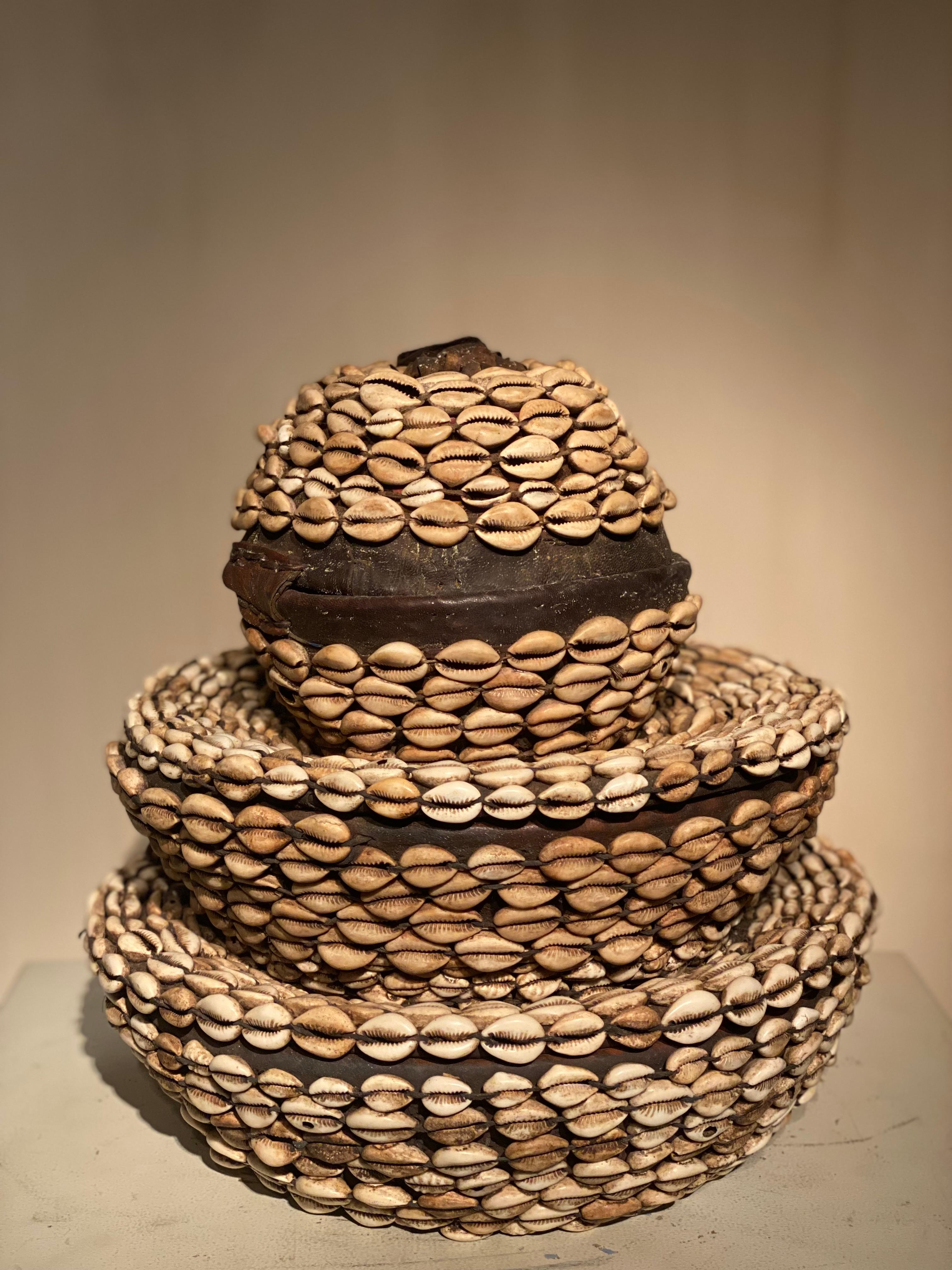 Ein schöner 3-lagiger Rattankorb aus Afrika,
Burkina Faso, hübsch verziert mit Kaurimuscheln,
gute alte und gebrauchte Patina, schöner Glanz der verwendeten Materialien,
sehr dekorativer Artikel