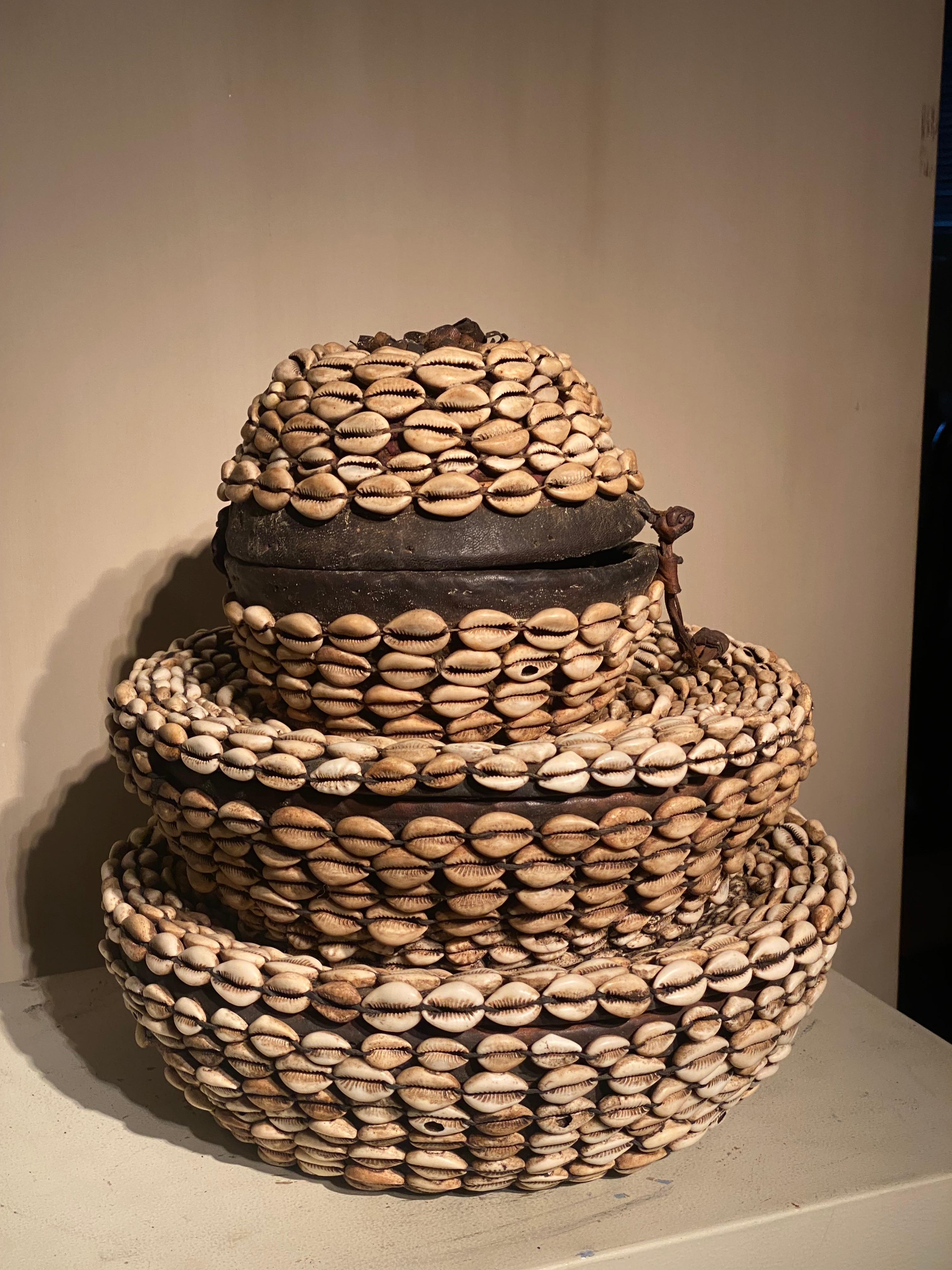Ein afrikanisch verzierter Korb (Rattan) im Angebot
