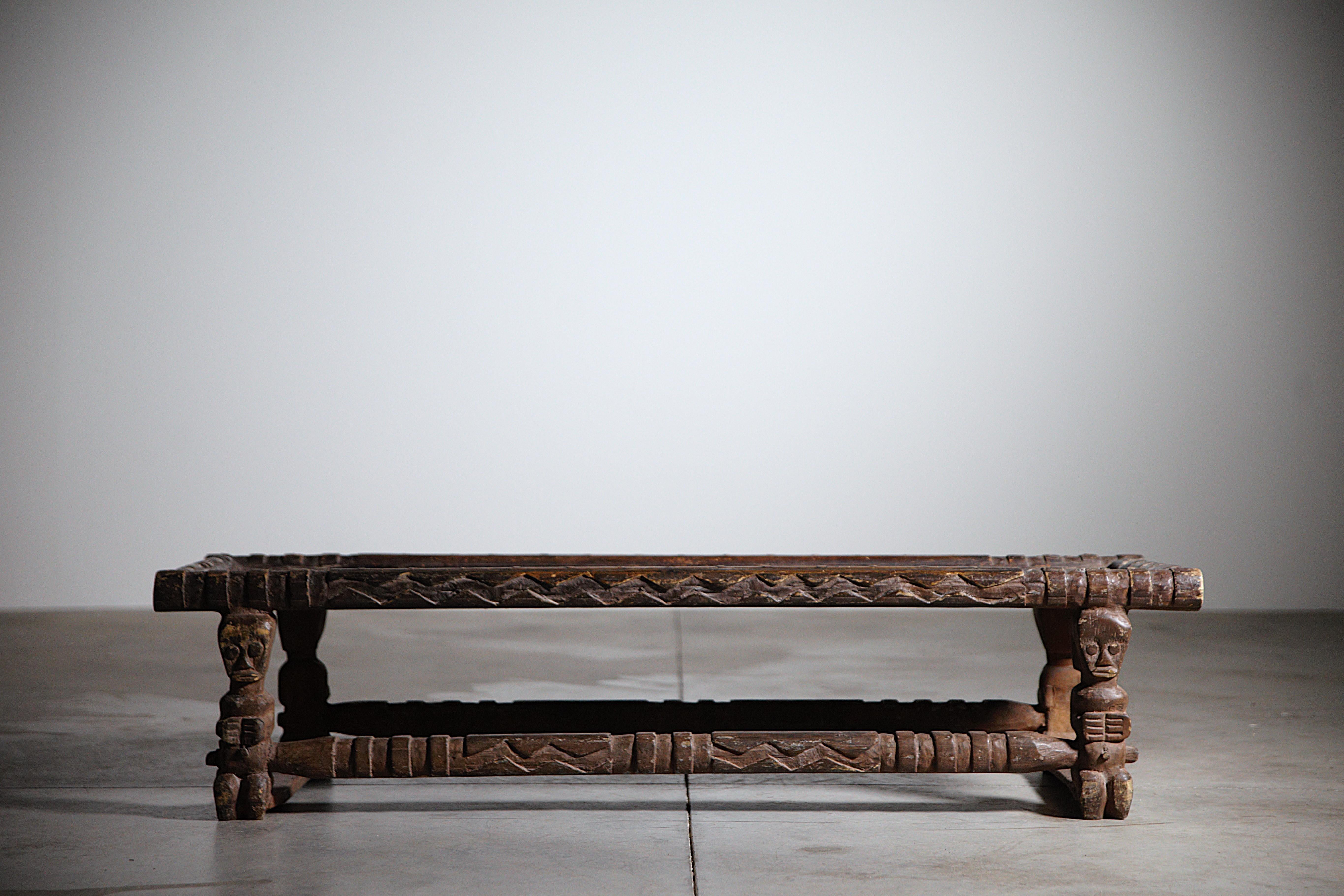 Un tavolino africano scolpito Africa anni '70.

Bella patina.

Probabilmente un letto.

Può essere utilizzato come tavolino o come piccola panchina.

Rapporto: in buone condizioni. Nota che la parte superiore non è completamente piatta (controlla le
