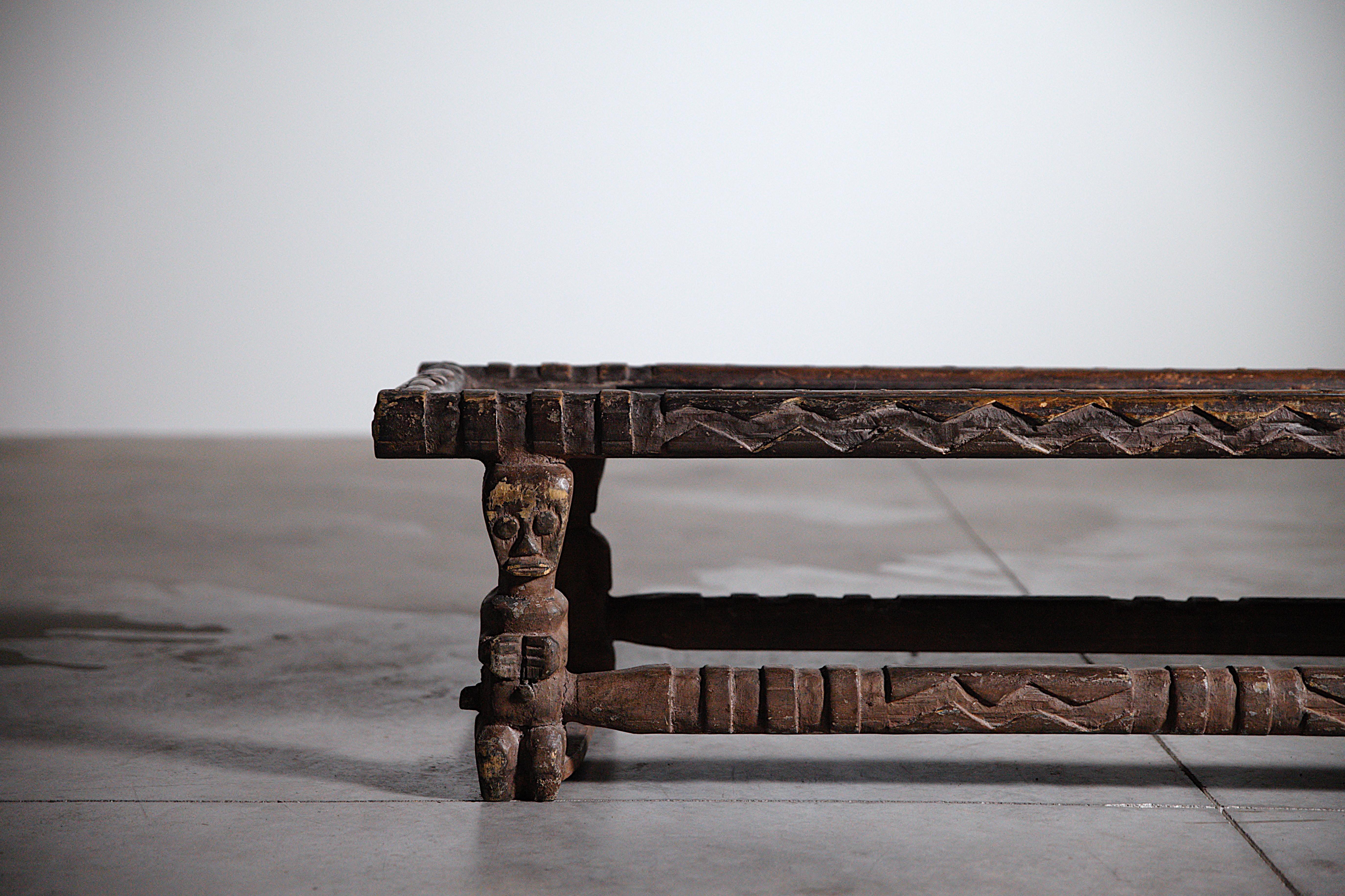 Legno Tavolino africano scolpito Africa anni '70 in vendita