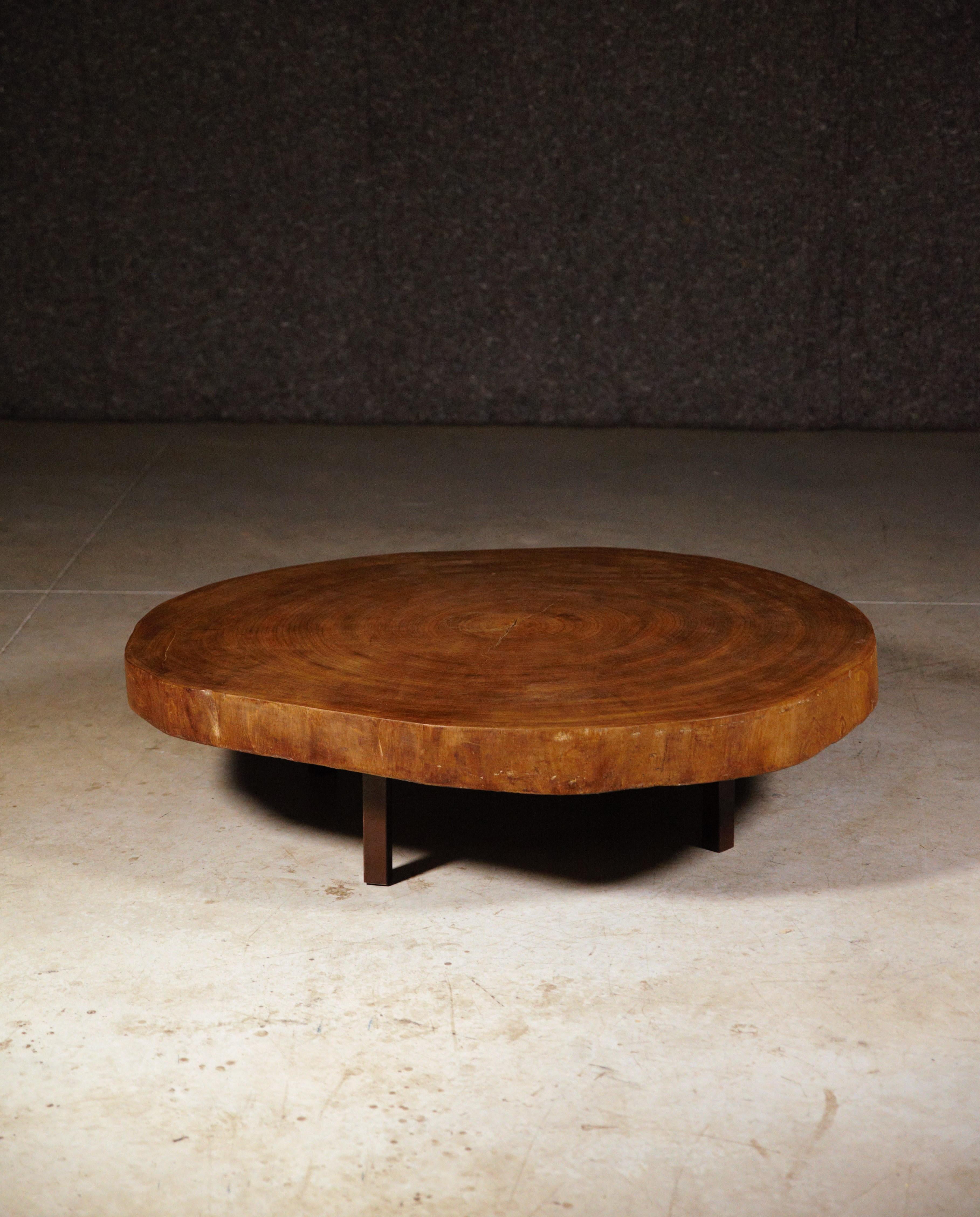 An African Tree Slice Coffee Table in the Style of Pierre Jeanneret France 1970s In Good Condition In HYÈRES, FR