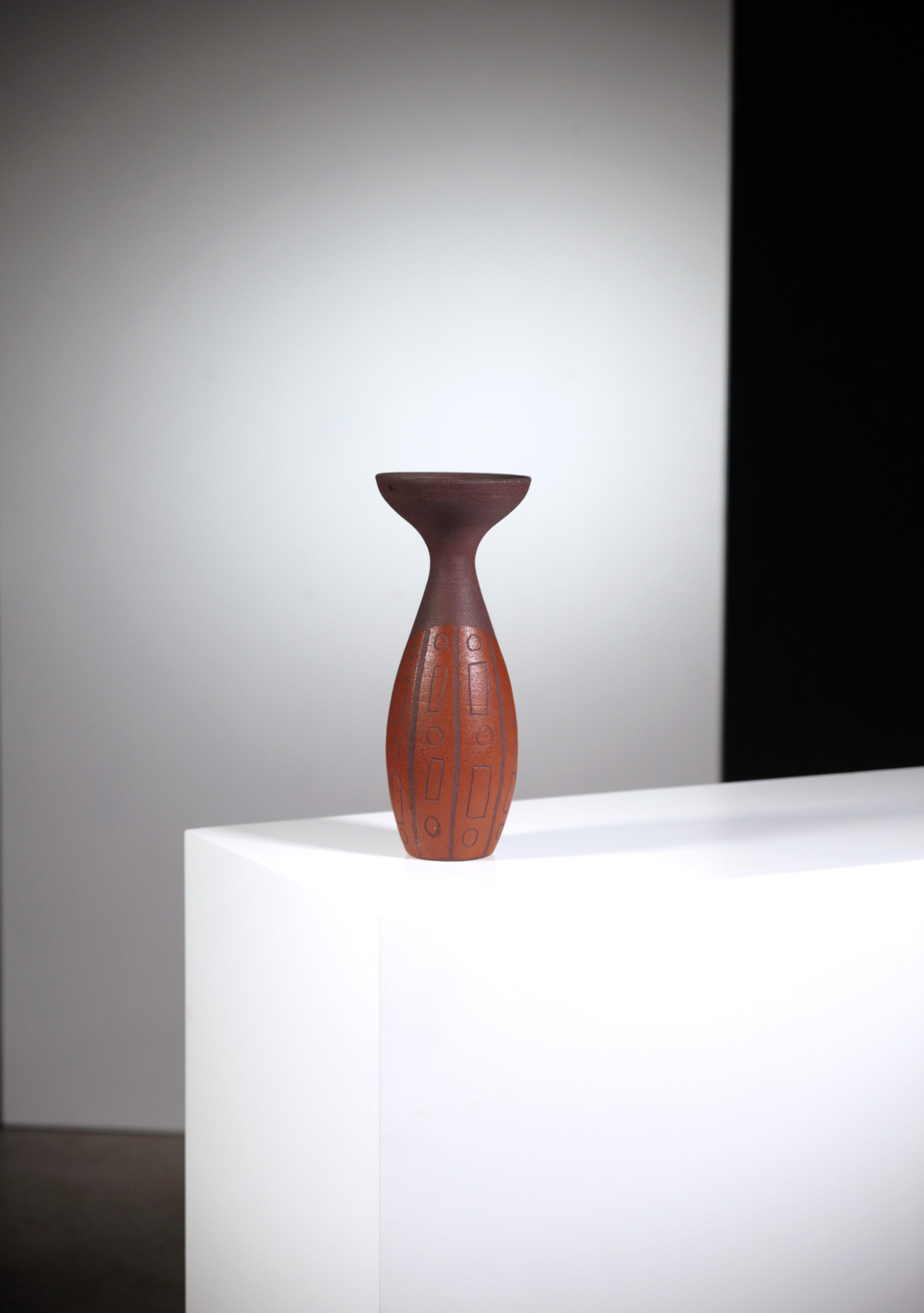 Un vase africaniste d'Accolay Pottery.

Modèle rare.

Signé sous.