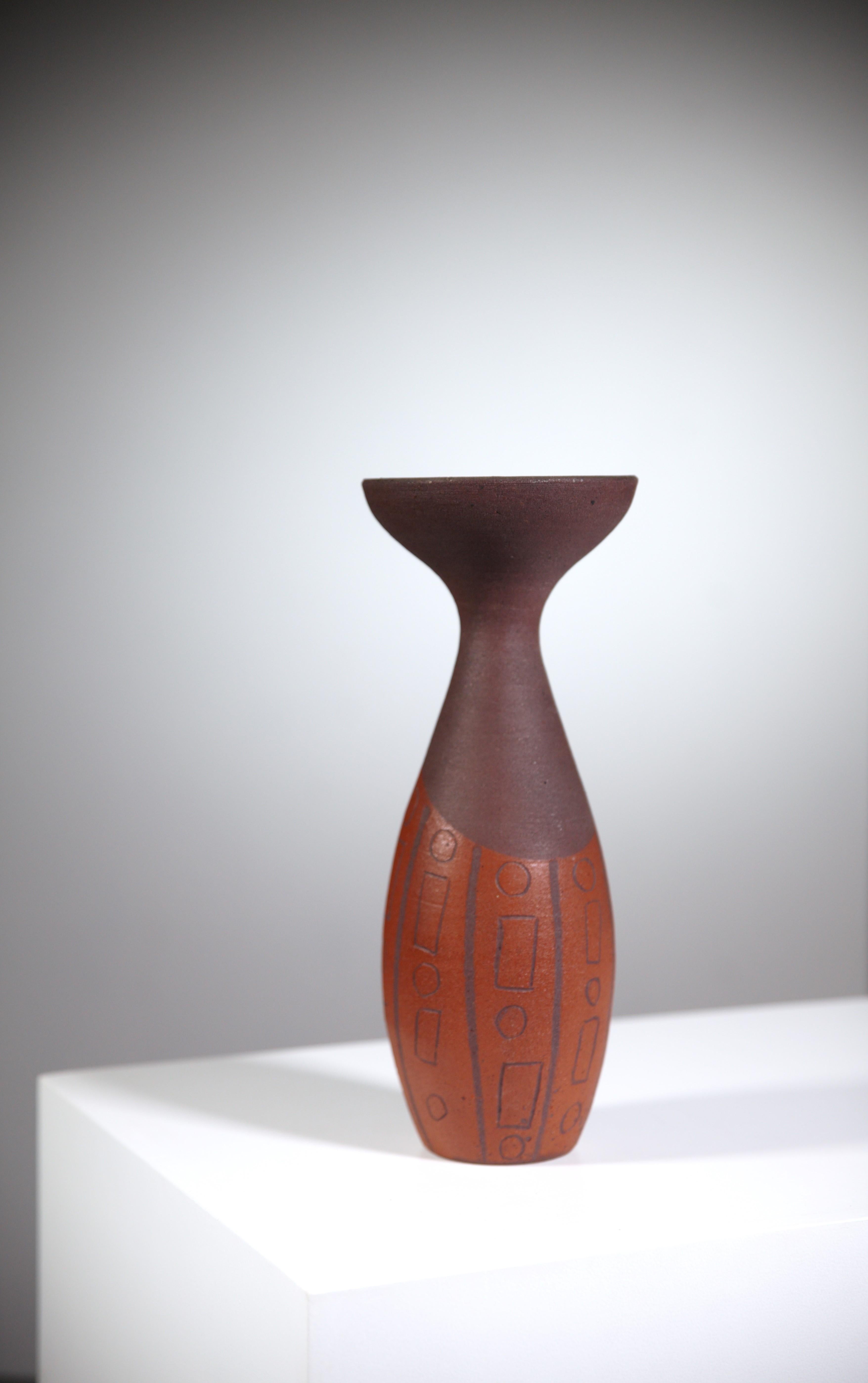 Eine afrikanistische Vase von Accolay Pottery Frankreich 1960er Jahre (Französisch) im Angebot