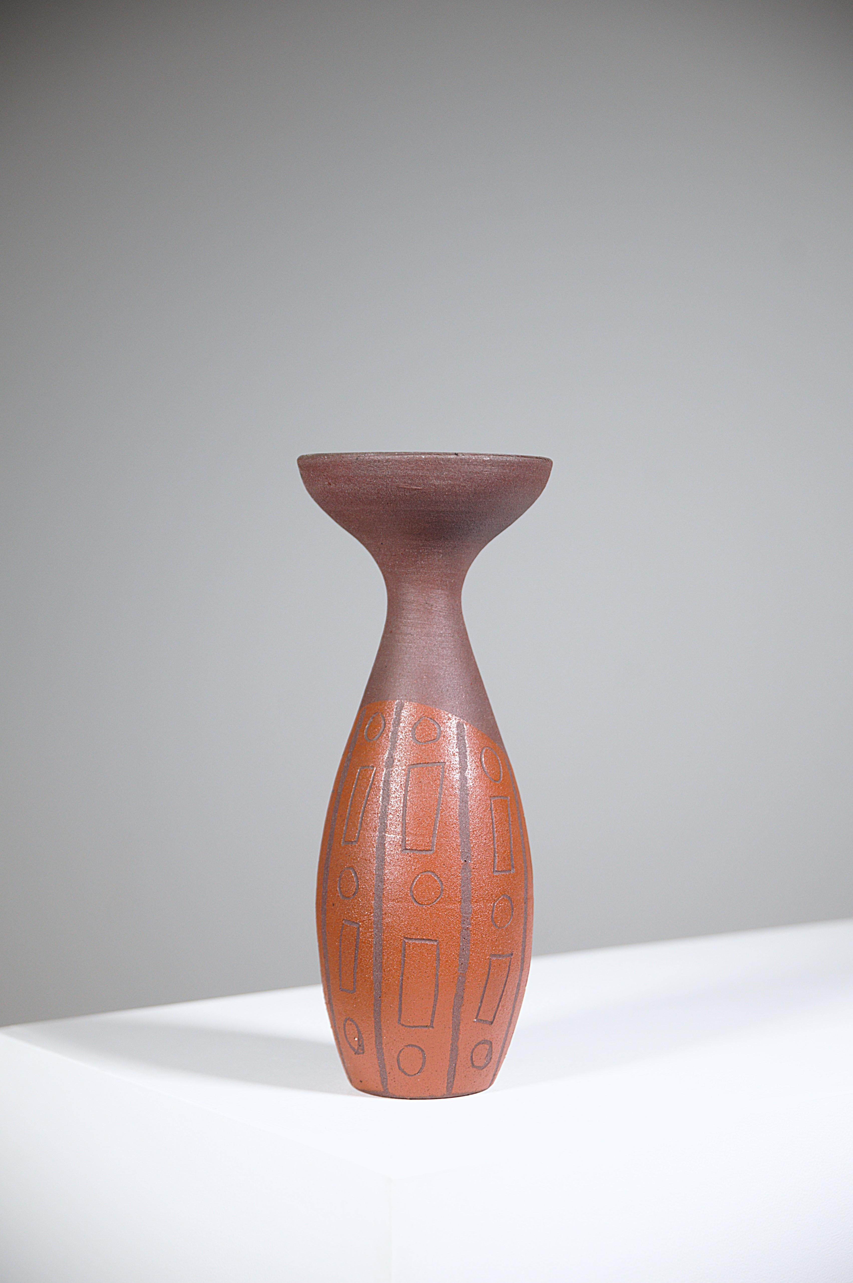 Un vaso africanista di Accolay Pottery.

Modello raro.

Firmato sotto.