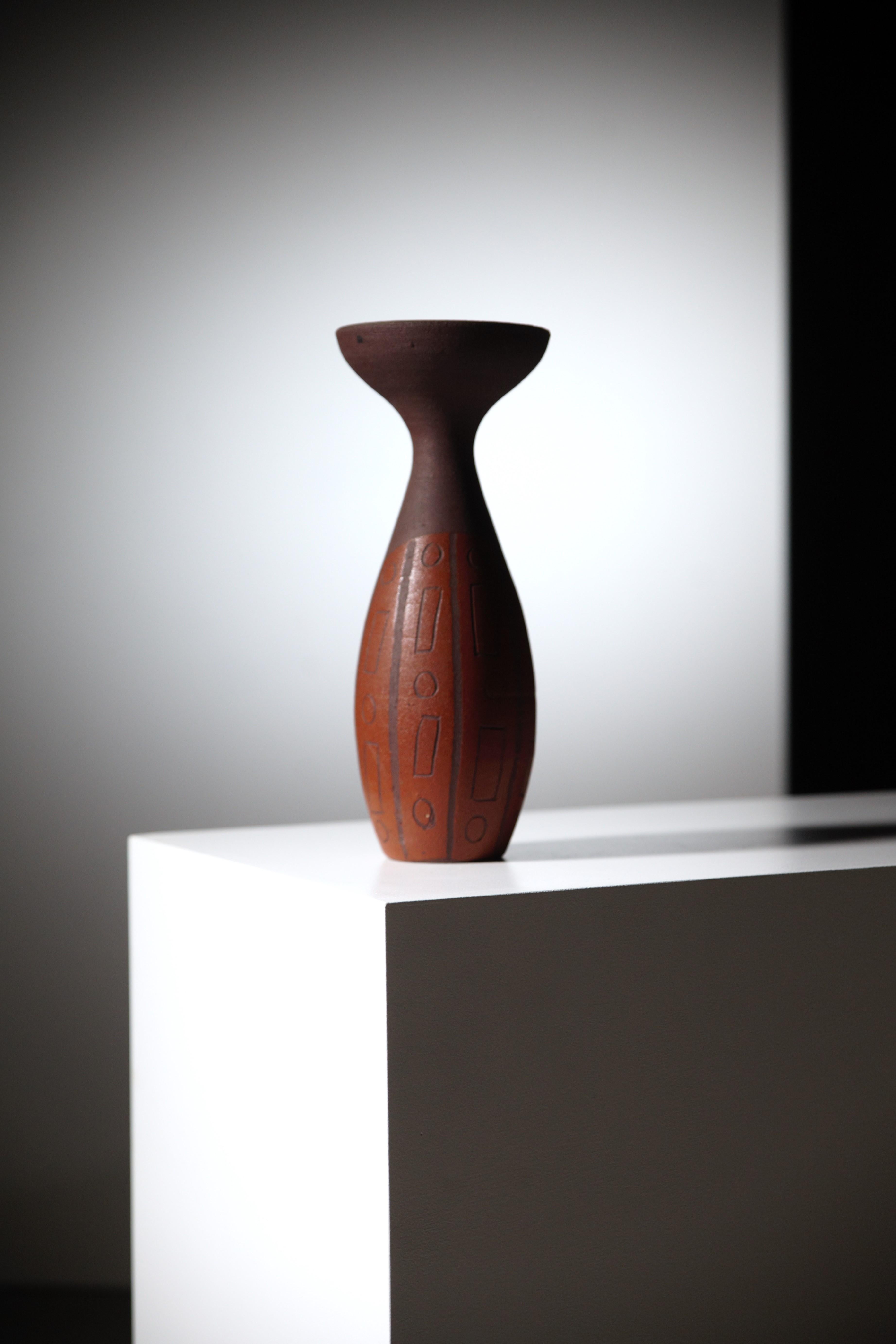 Eine afrikanistische Vase von Accolay Pottery Frankreich 1960er Jahre (Keramik) im Angebot