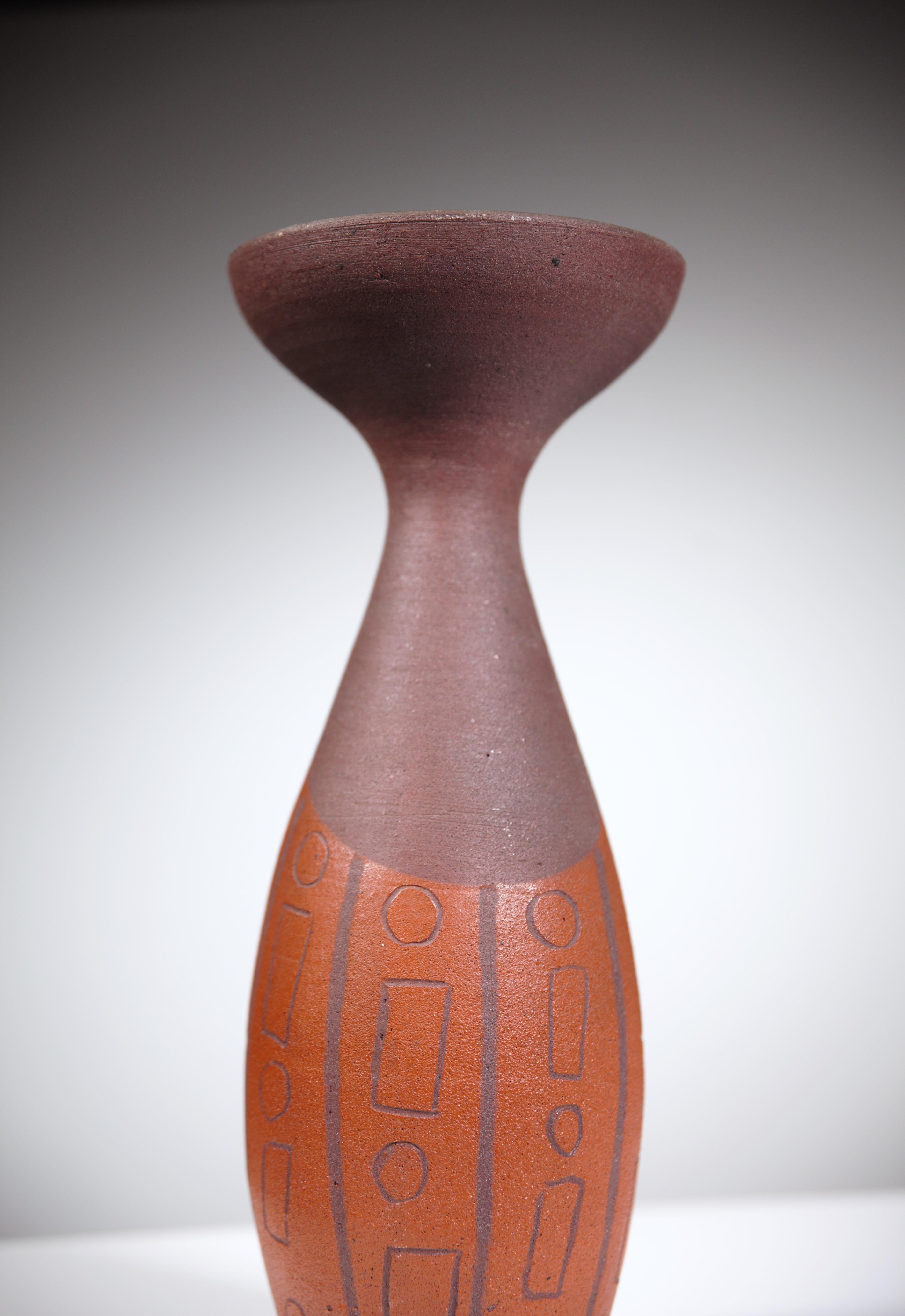 Eine afrikanistische Vase von Accolay Pottery Frankreich 1960er Jahre im Angebot 1