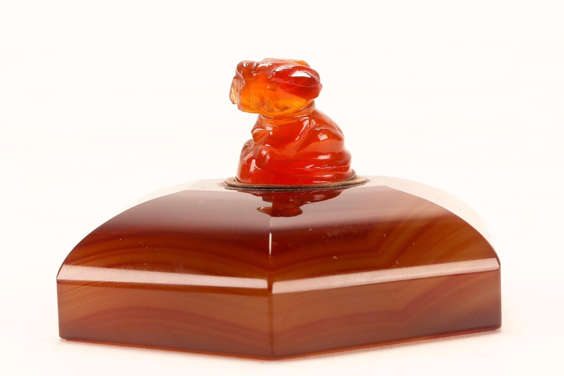An agate table switch featuring a small terrier dog. Austria, circa 1900. In Good Condition For Sale In Milan, IT