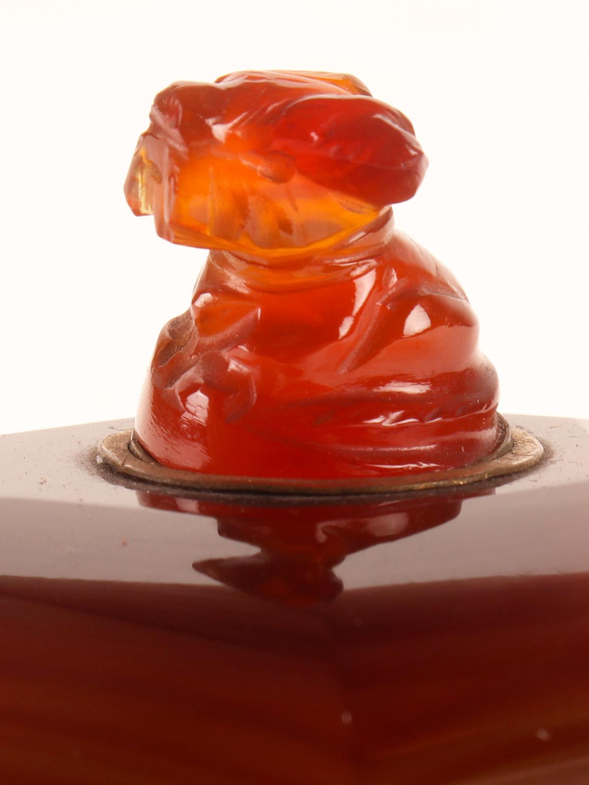 An agate table switch featuring a small terrier dog. Austria, circa 1900. For Sale 2