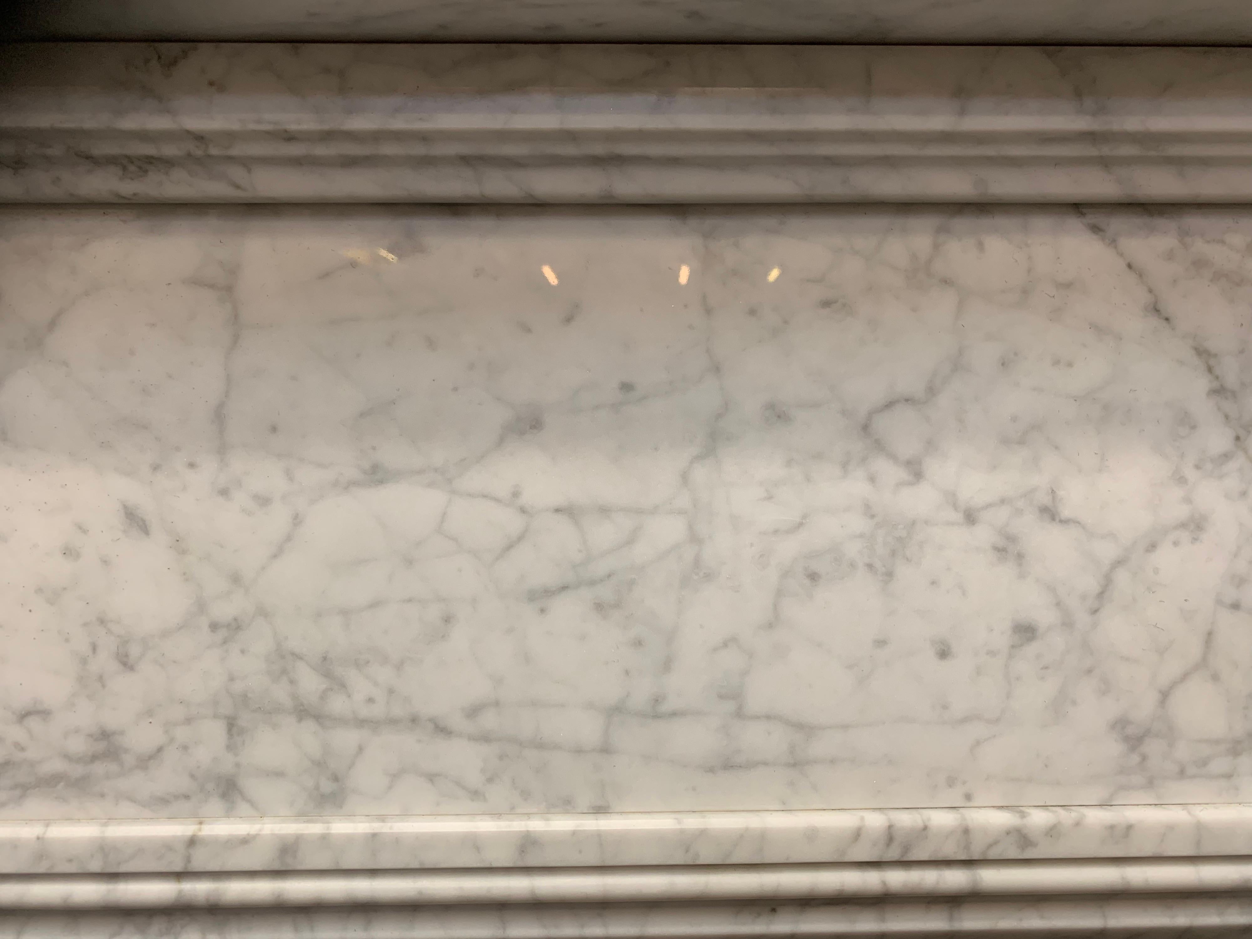 Geschnitzter Carrara-Marmor-Kaminsims im viktorianischen Stil im Angebot 4