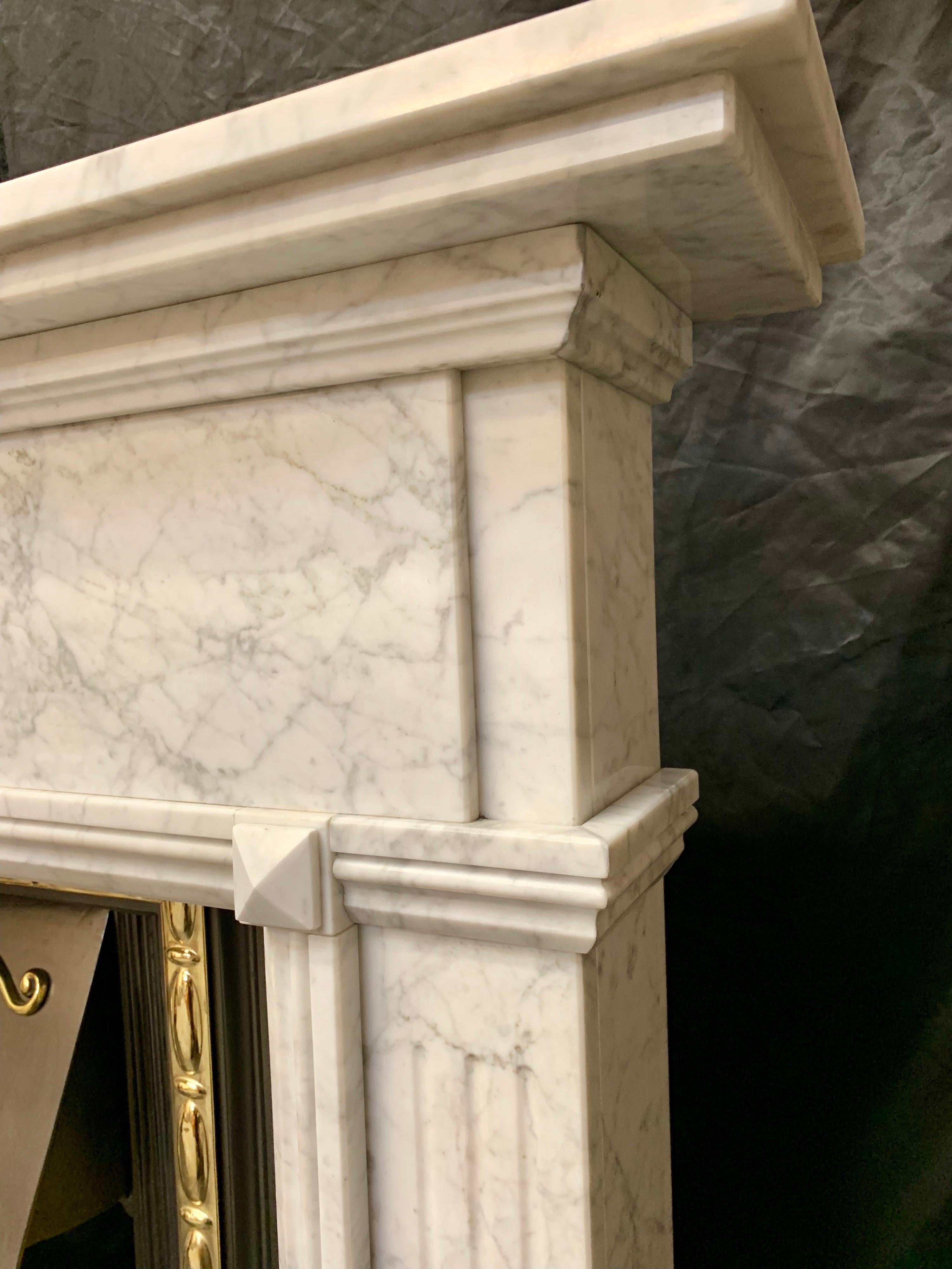 Geschnitzter Carrara-Marmor-Kaminsims im viktorianischen Stil im Zustand „Gut“ im Angebot in Edinburgh, GB