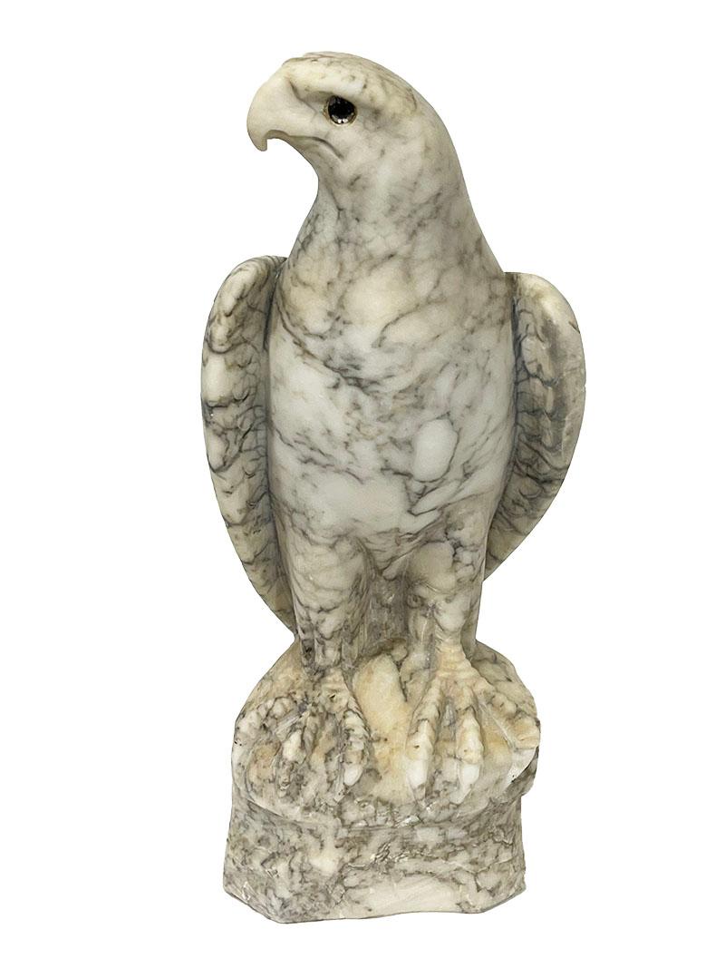 Un ave rapaz de alabastro

Ave rapaz de piedra de alabastro con acabado mate, hacia 1900. 
La escultura mide 29 cm de alto, 11 cm de ancho y 12 cm de profundidad. 
Pesa 3135 gramos