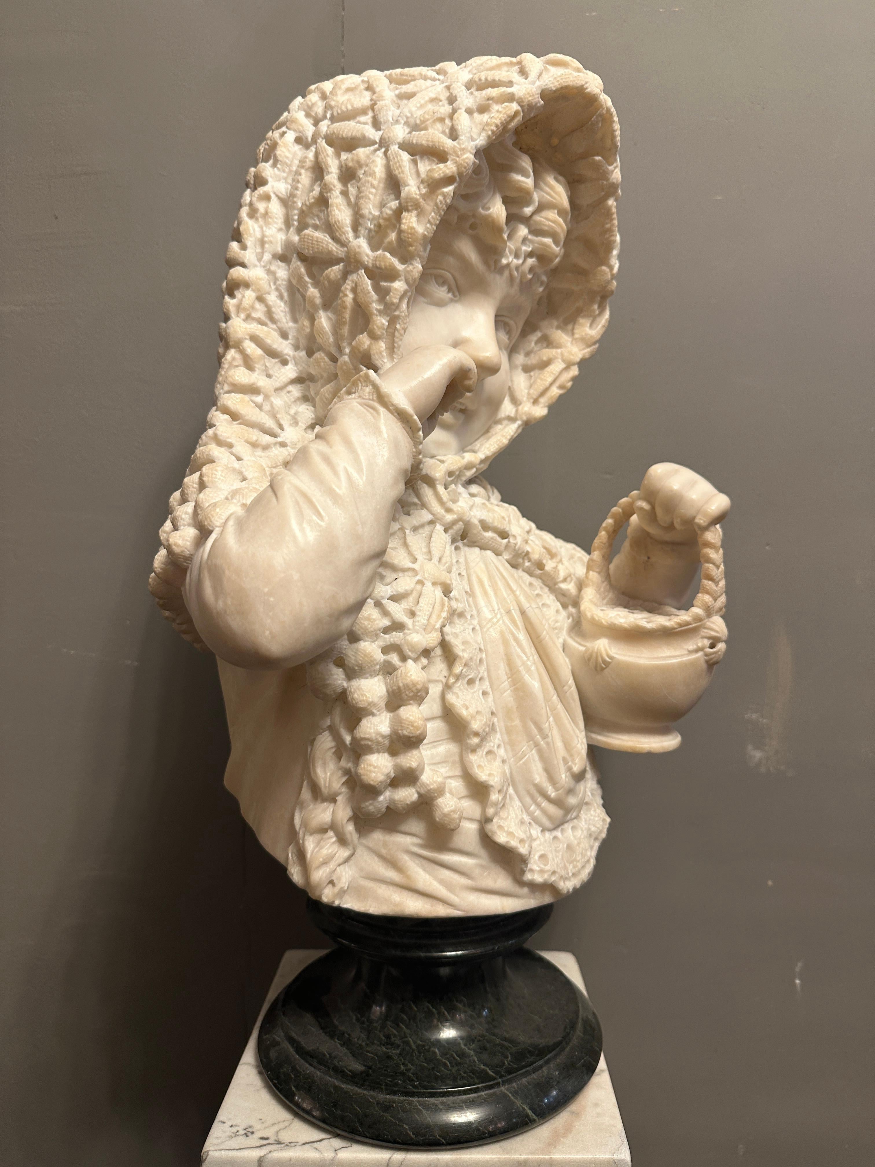 Un busto in alabastro molto ben scolpito di una giovane bambina della metà del XIX secolo, con uno scialle all'uncinetto e un cestino in mano. Firmato in italiano sul retro dall'artista. In buone condizioni, le immagini rispecchiano fedelmente