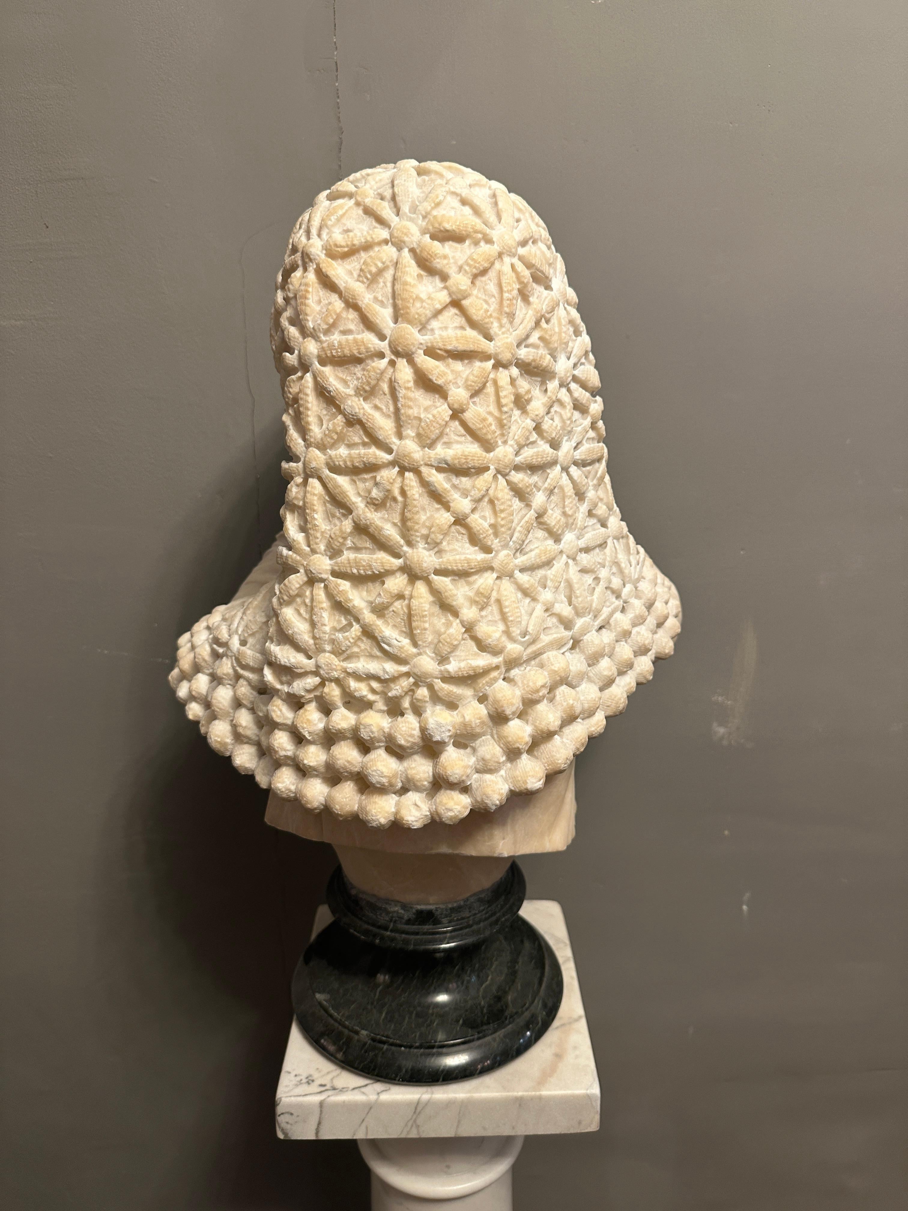 Intagliato a mano Busto in alabastro di un giovane bambino del XIX secolo in vendita