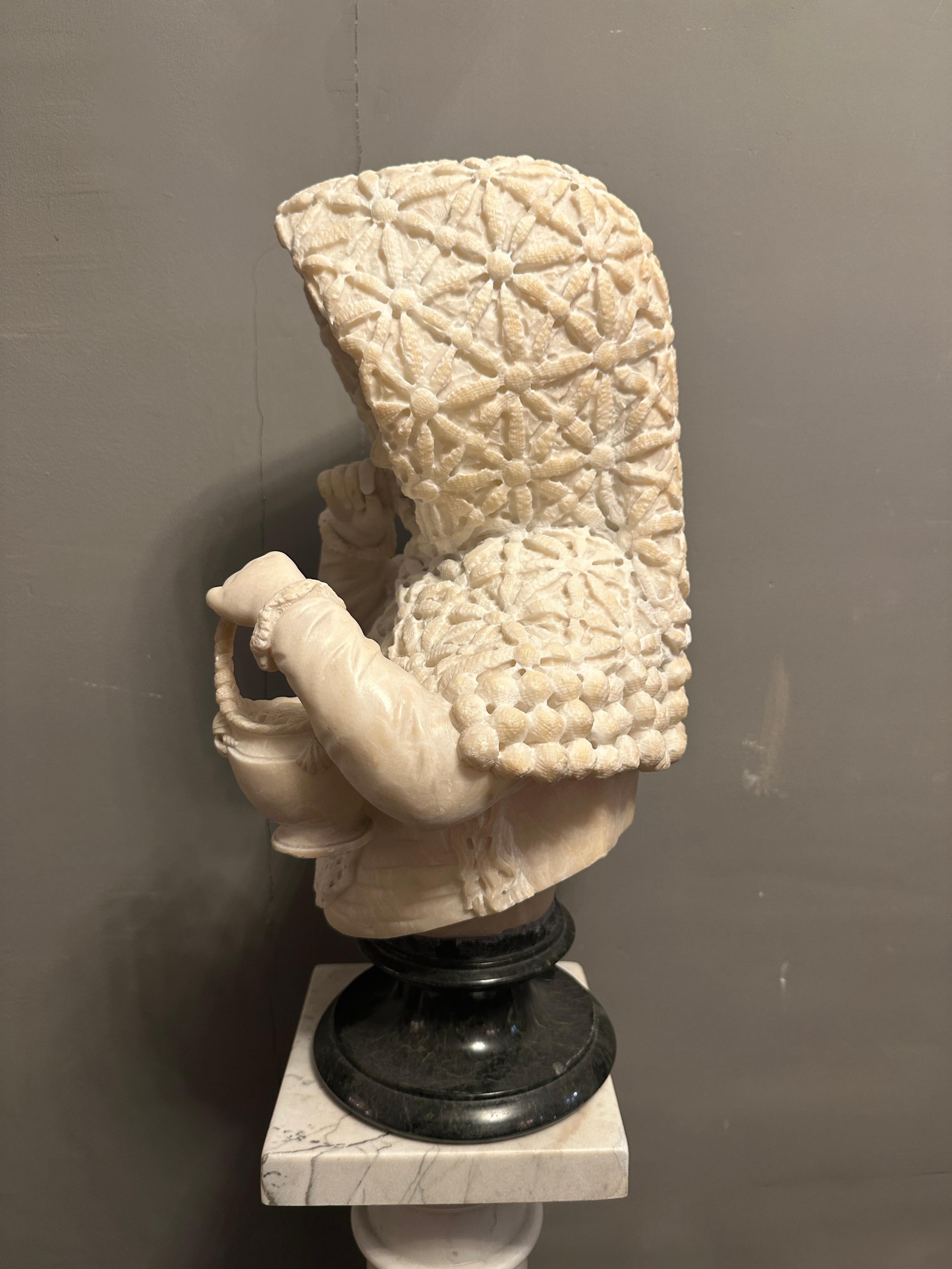 Busto in alabastro di un giovane bambino del XIX secolo In condizioni buone in vendita a London, GB