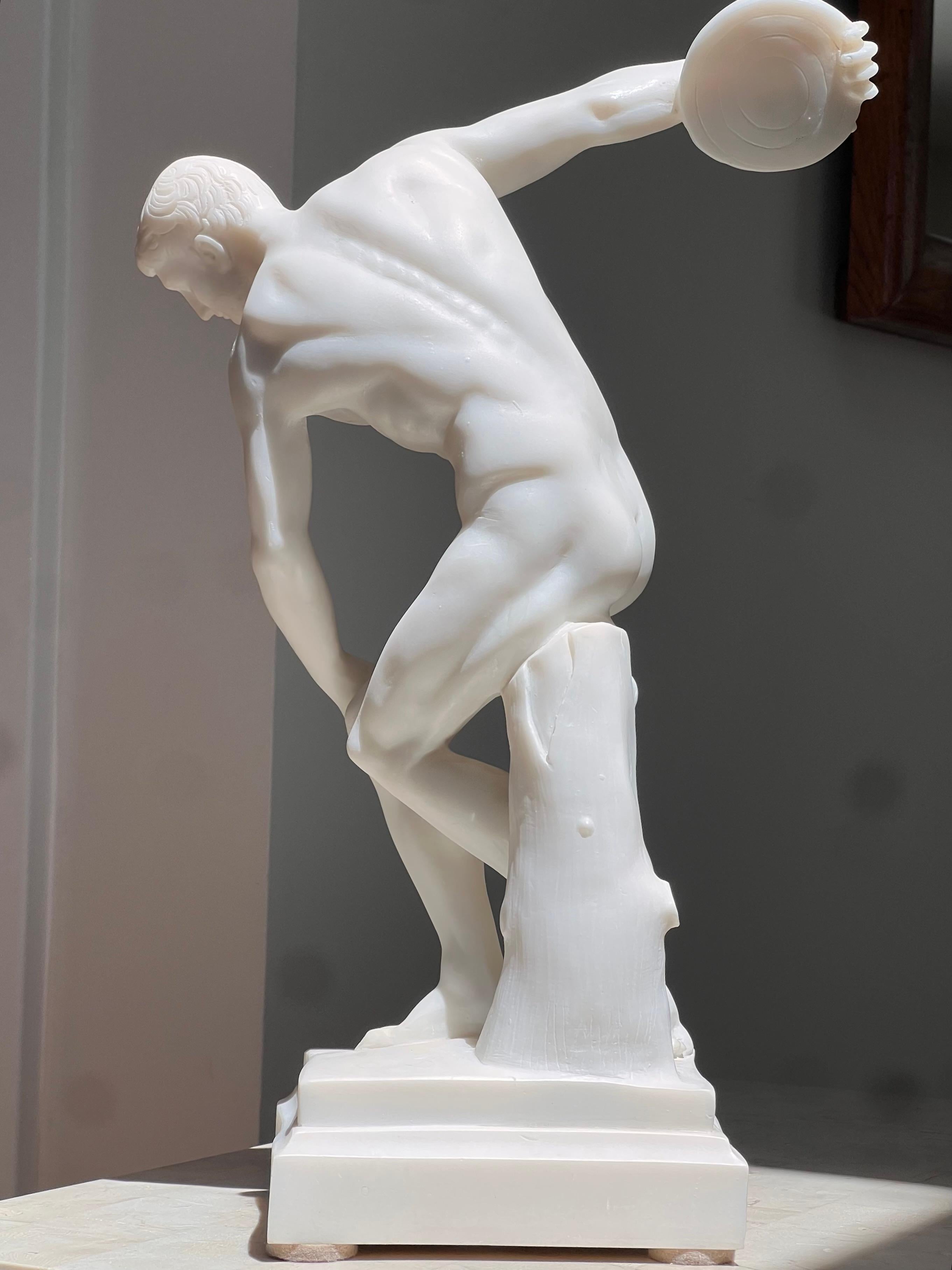 Neoclassical An neoclassical sculpture of an Olympian disc-thrower, 20th century For Sale