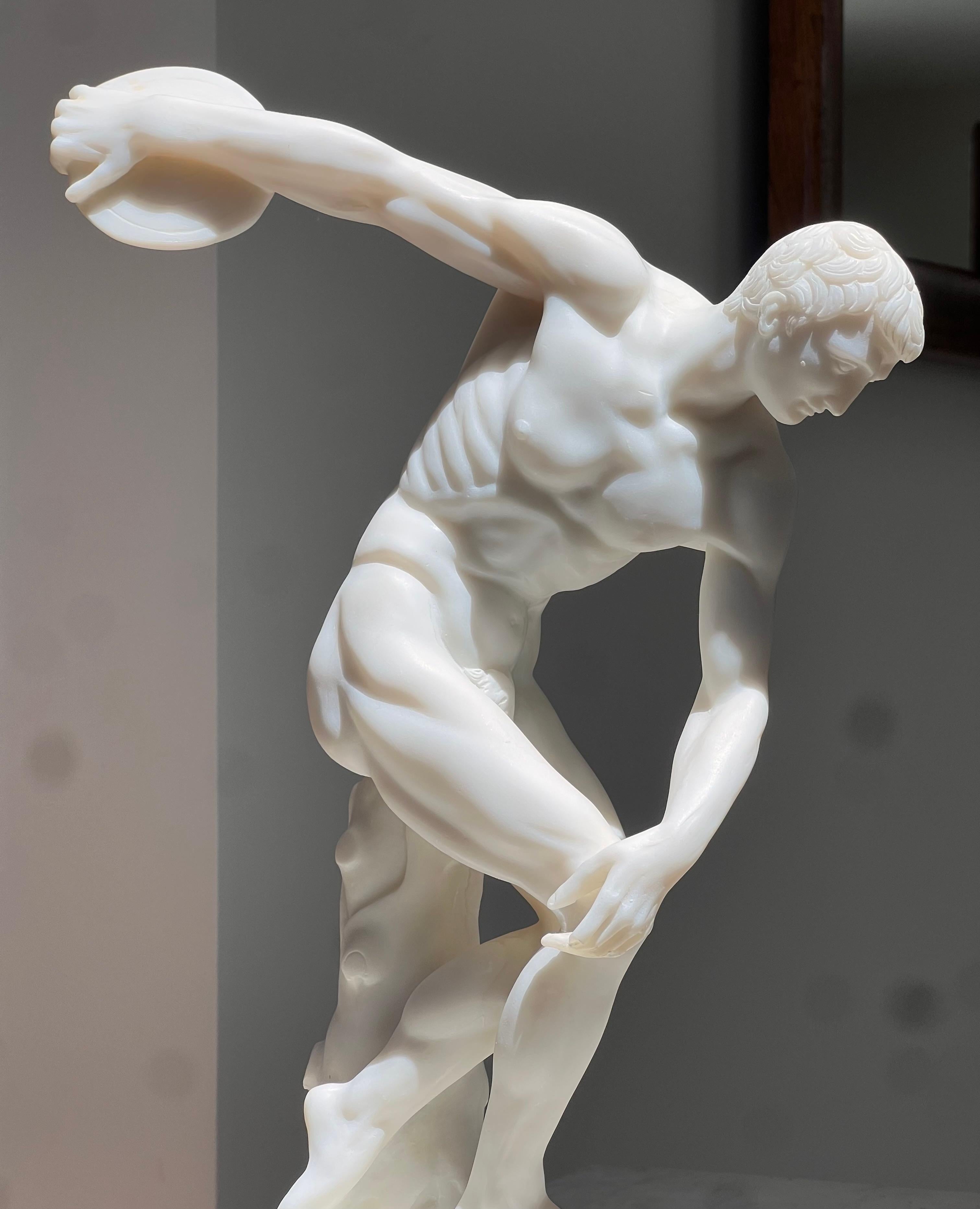 Resin An neoclassical sculpture of an Olympian disc-thrower, 20th century For Sale