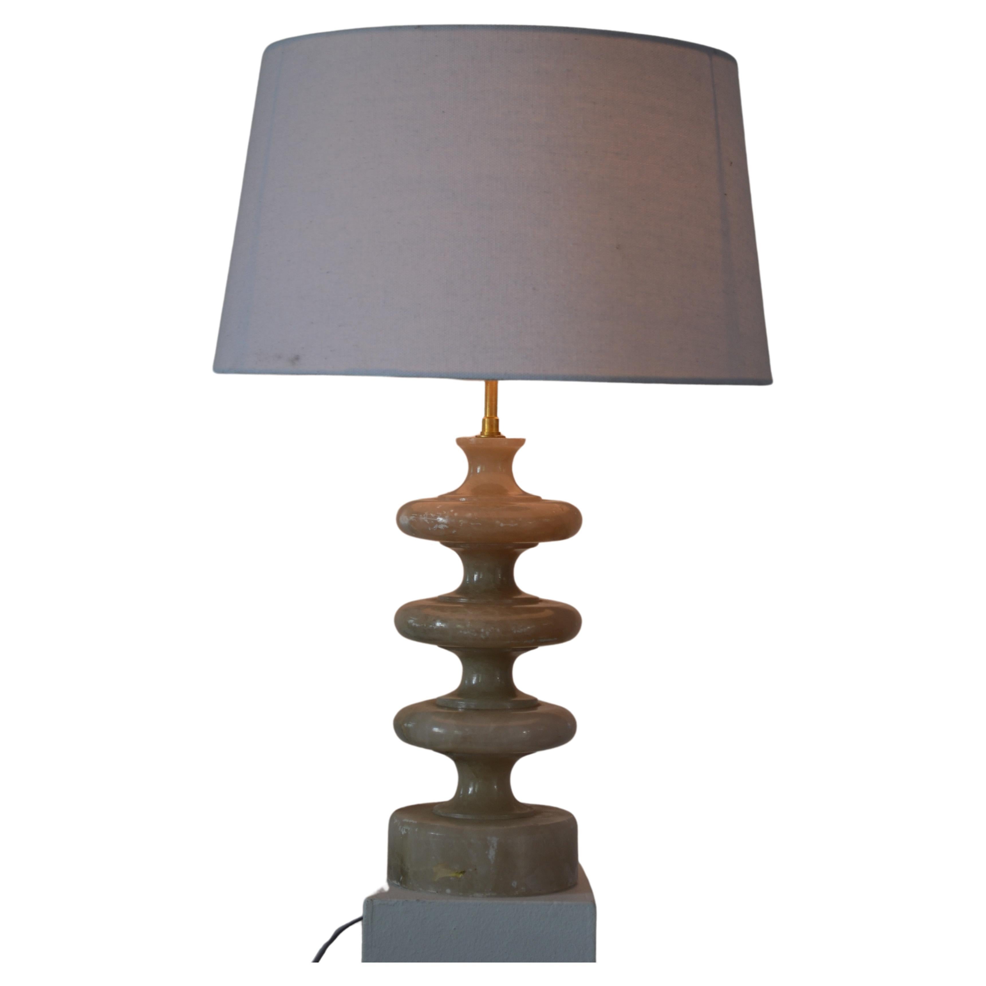 Une superbe lampe en albâtre des années 1970, méticuleusement restaurée pour allier charme vintage et fonctionnalité moderne. Cette pièce exquise est dotée d'un nouvel abat-jour et a été entièrement recâblée pour garantir une utilisation sûre et