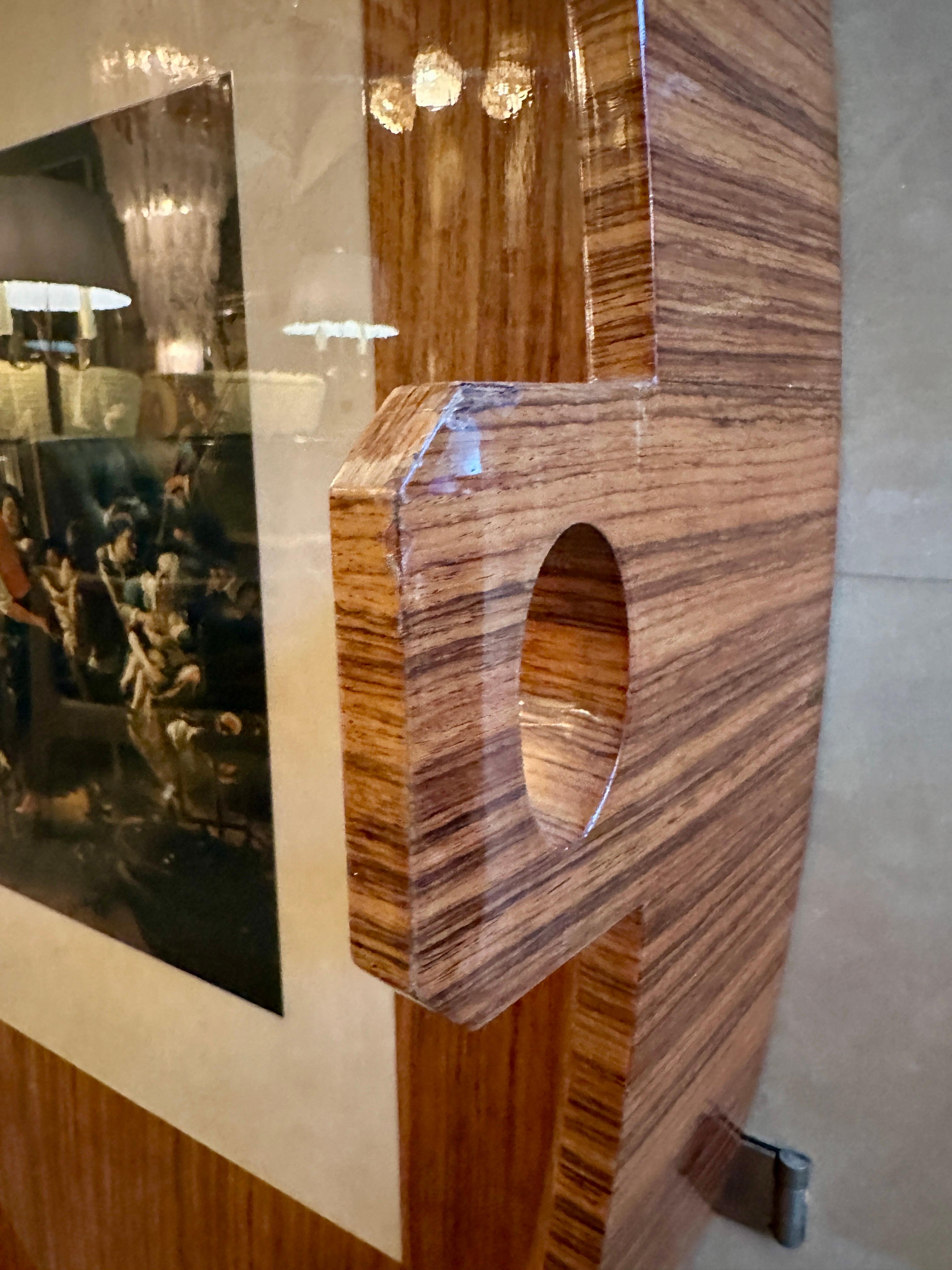 Mueble bar seco en pergamino lacado y palisandro de Aldo Tura Italia.
Un modelo poco habitual, ligeramente más raro que los demás. El armario rectangular en Pergamino lacado, con la base y la puerta ova en palisandro. La puerta con arte clásico