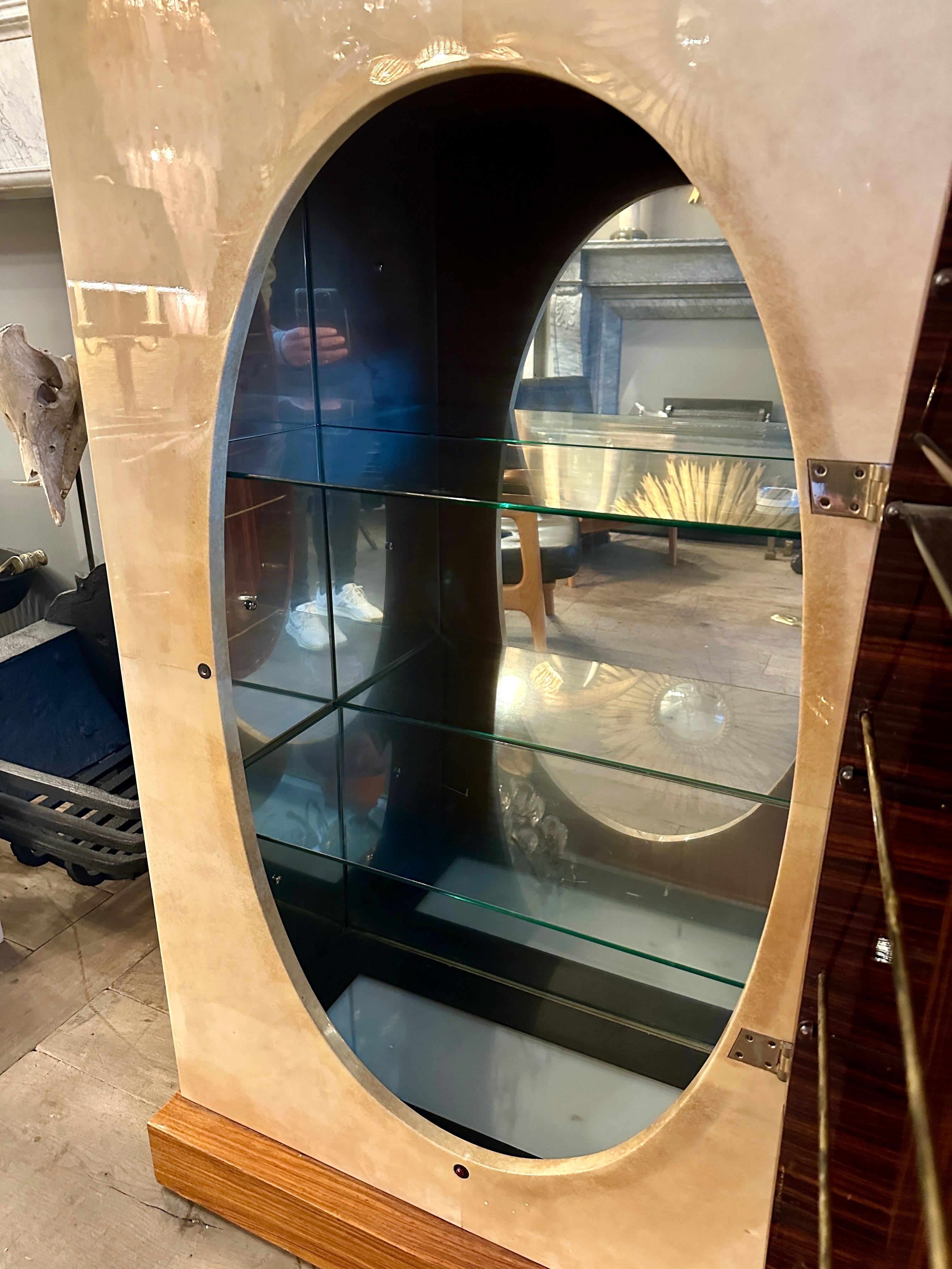 Un mueble bar en pergamino Aldo Tura Bar en seco Lacado en venta