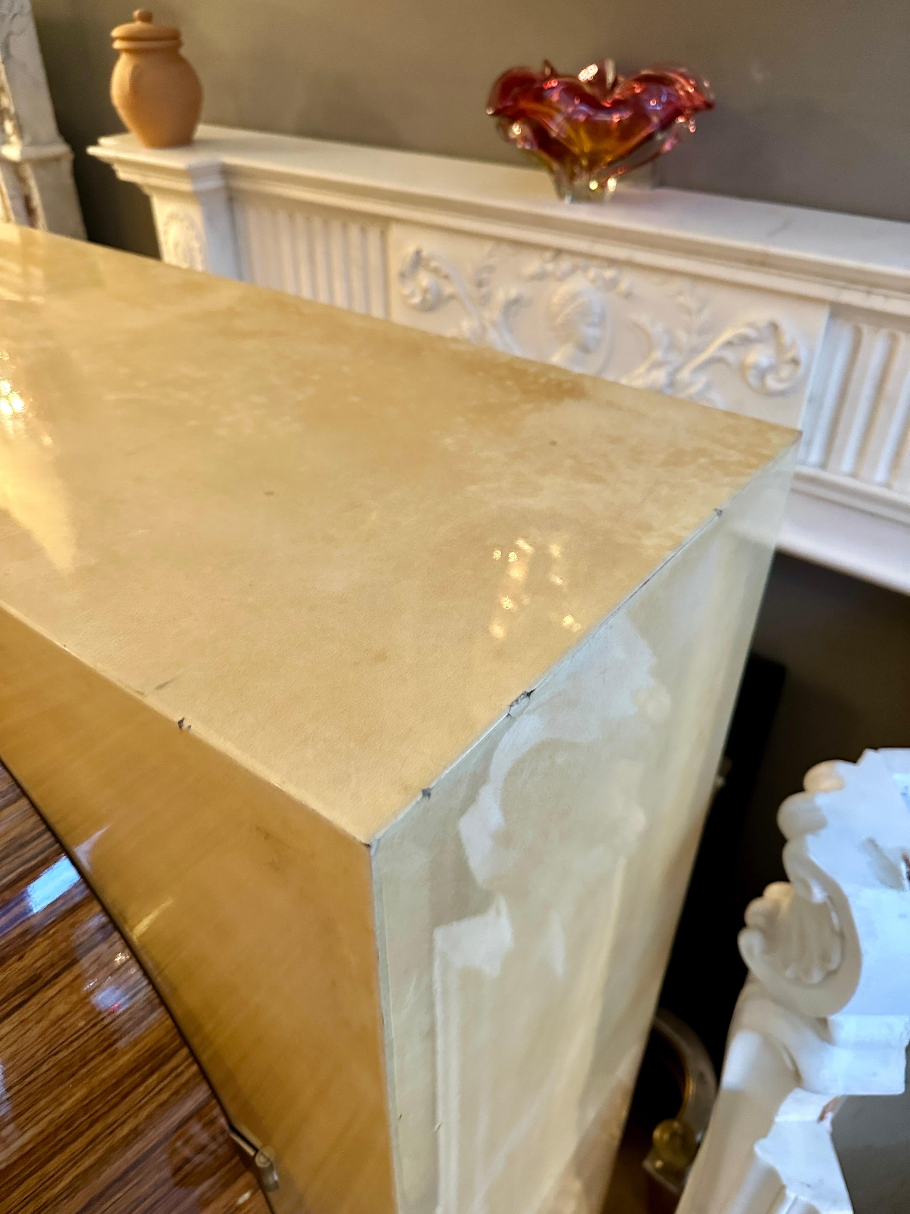 Un mueble bar en pergamino Aldo Tura Bar en seco Latón en venta