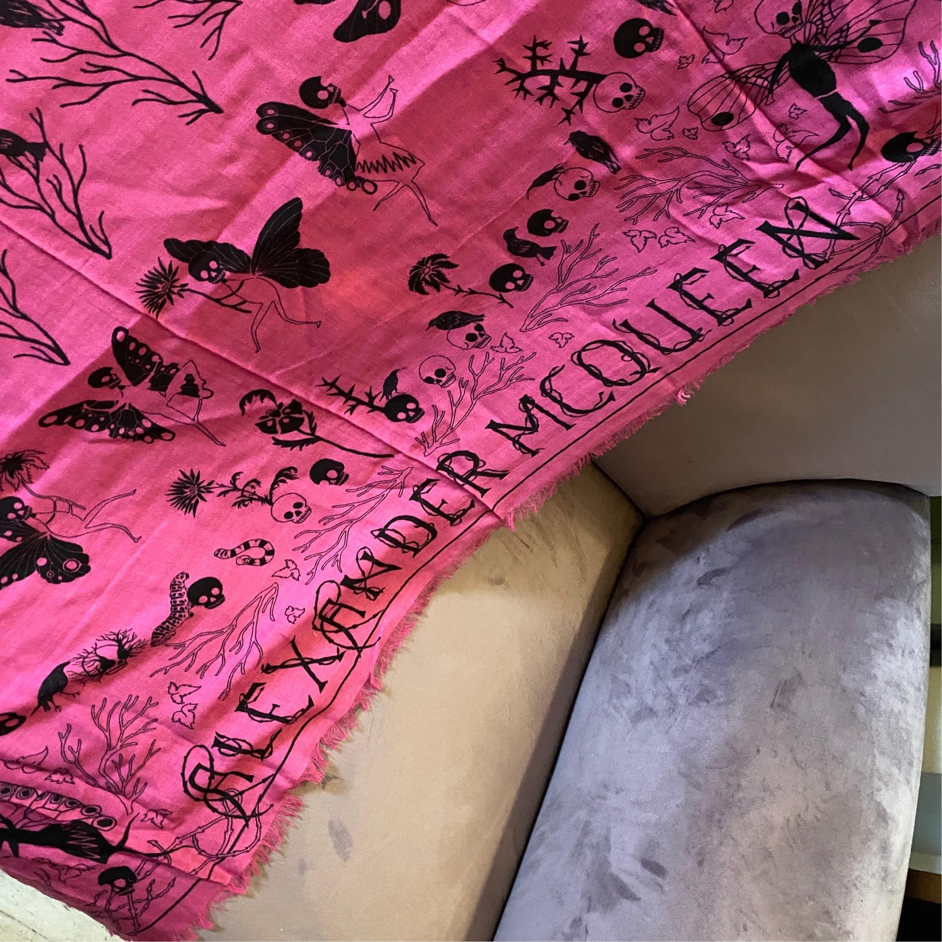 An Alexander McQueen Never Worn Italian Pink Shocking and Black Scarf In New Condition In Aci Castello, IT