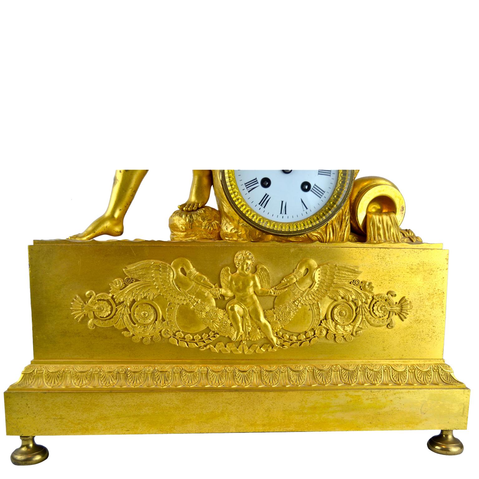 Vergoldete Bronzeuhr aus dem französischen Empire, die Erdquelle des Wassers darstellt,gorisches französisches Empire im Angebot 2