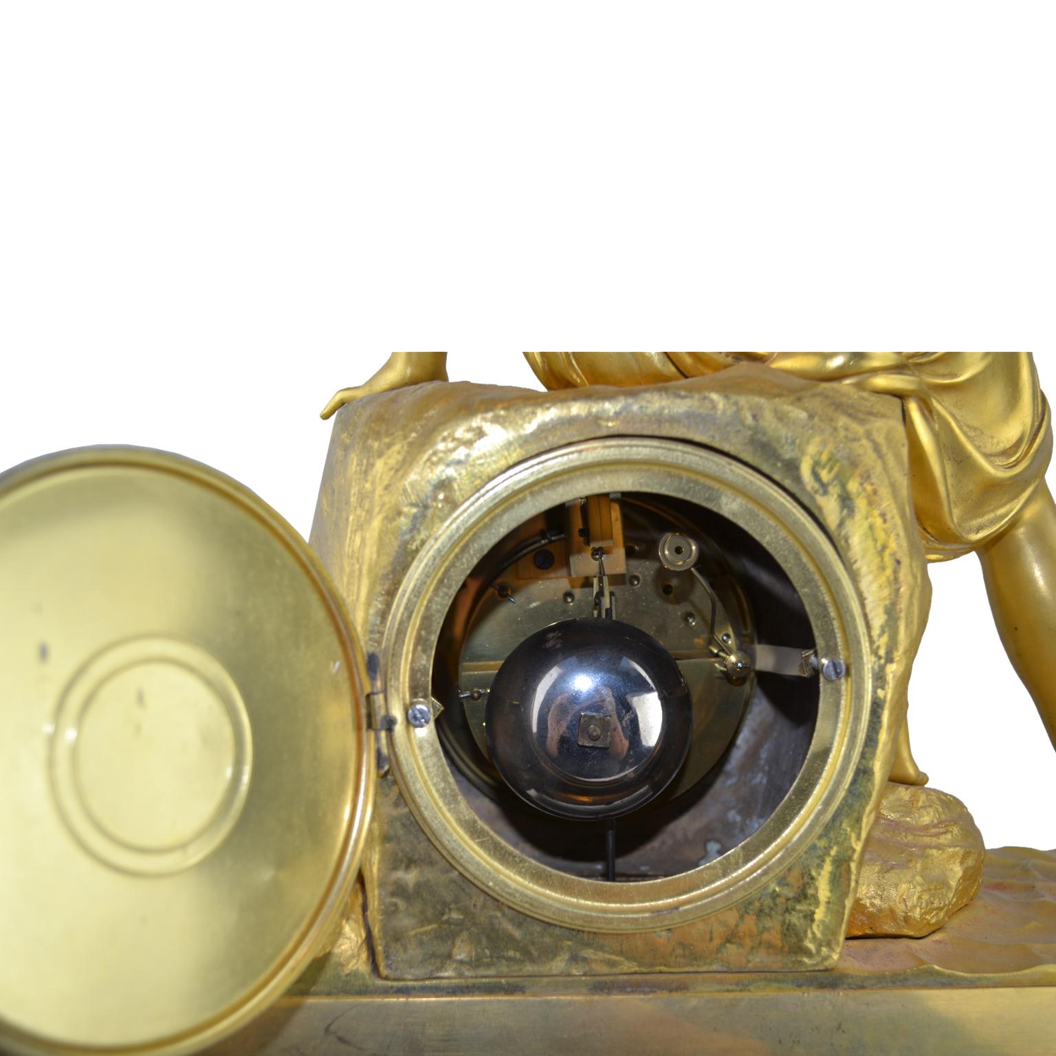 Vergoldete Bronzeuhr aus dem französischen Empire, die Erdquelle des Wassers darstellt,gorisches französisches Empire im Angebot 3