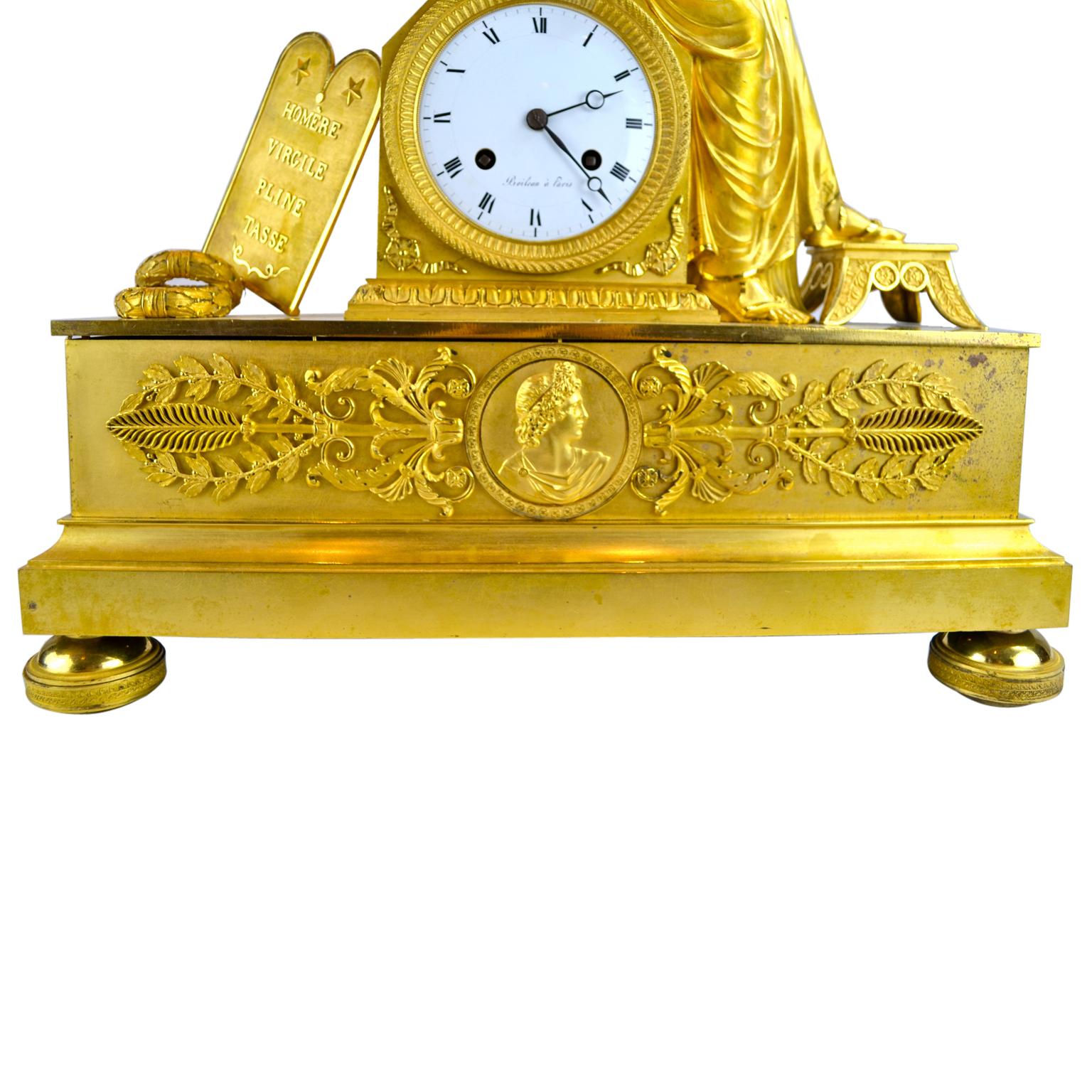 Français Horloge allégorique en bronze doré représentant Clio, la muse de l'histoire et de la musique en vente