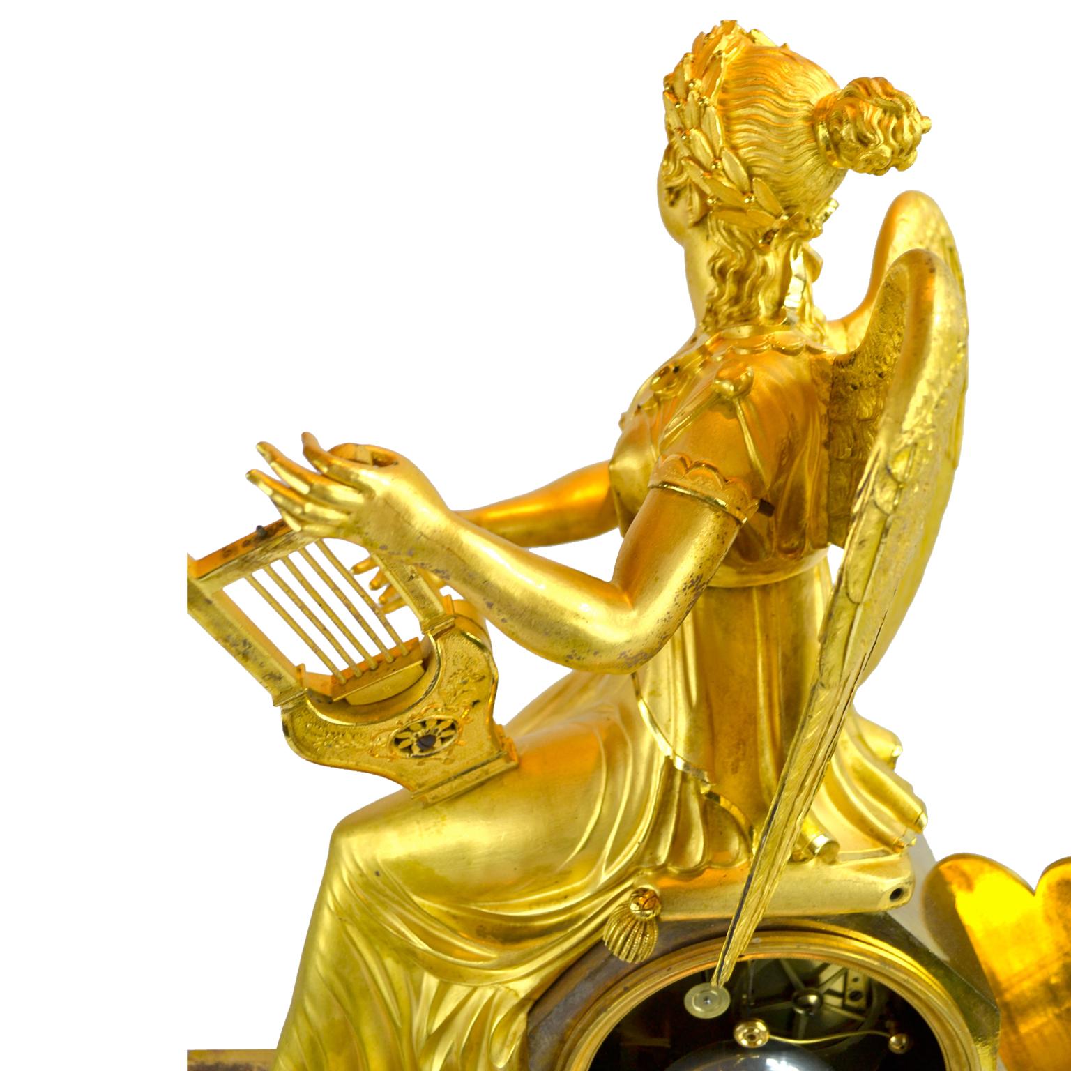 Clio, das Muse der Geschichte und der Musik, allegorische Darstellung einer vergoldeten Bronzeuhr (19. Jahrhundert) im Angebot