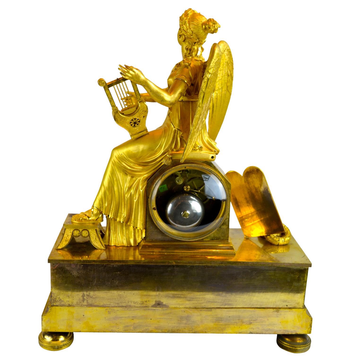 Bronze Horloge allégorique en bronze doré représentant Clio, la muse de l'histoire et de la musique en vente