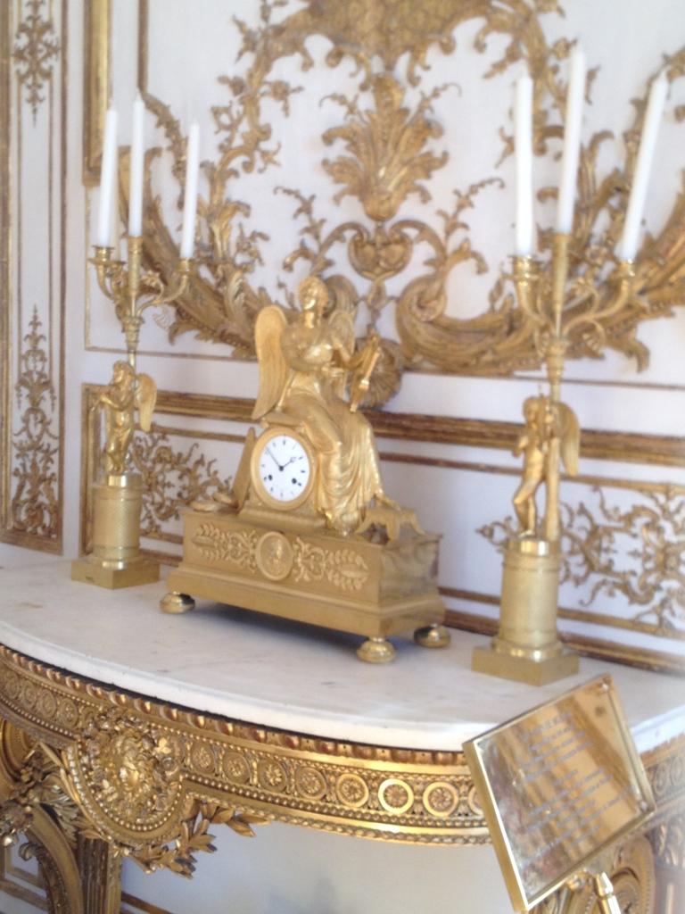 Horloge allégorique en bronze doré représentant Clio, la muse de l'histoire et de la musique en vente 12