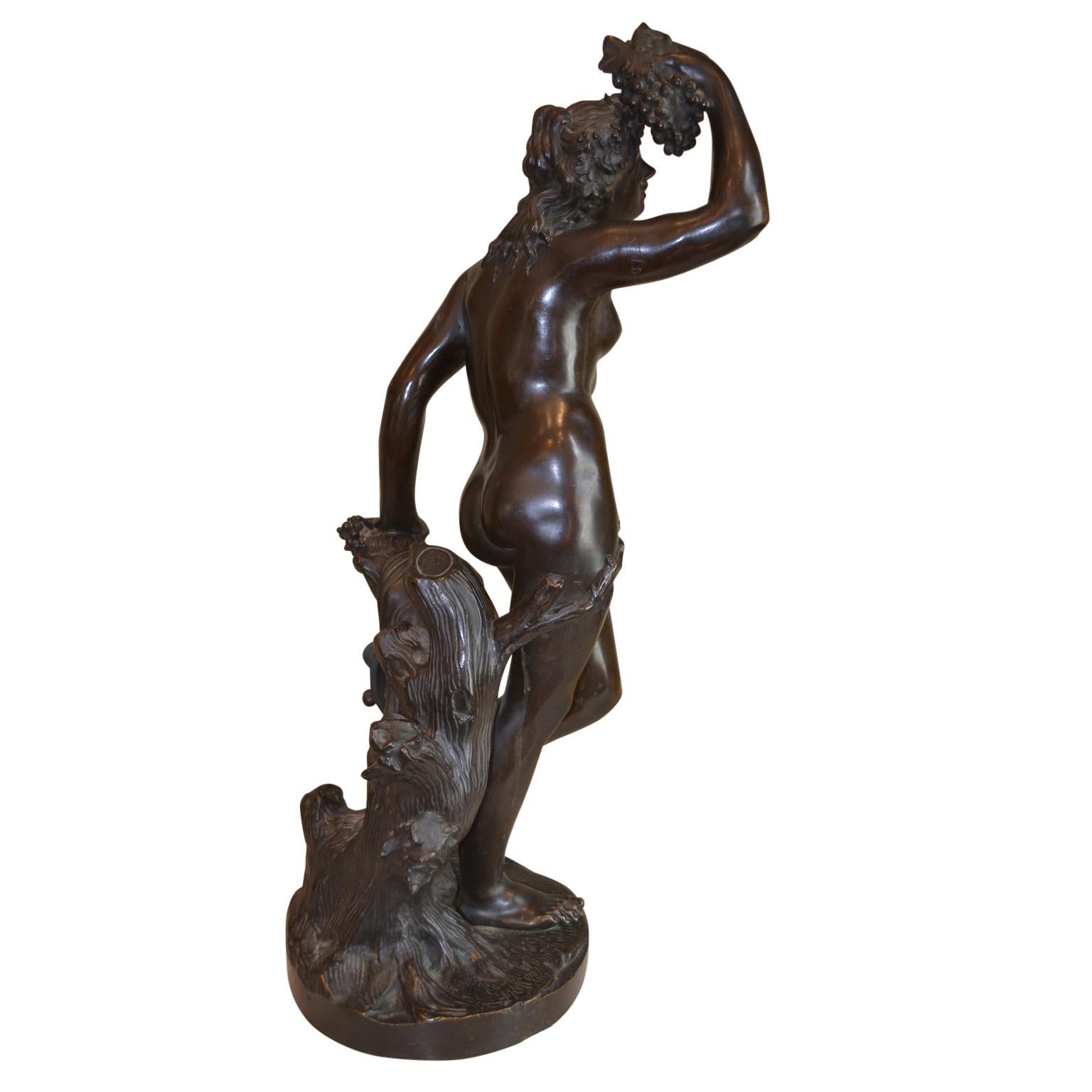 Français Statue allégorique de la déesse du vin Bacchante en bronze patiné en vente