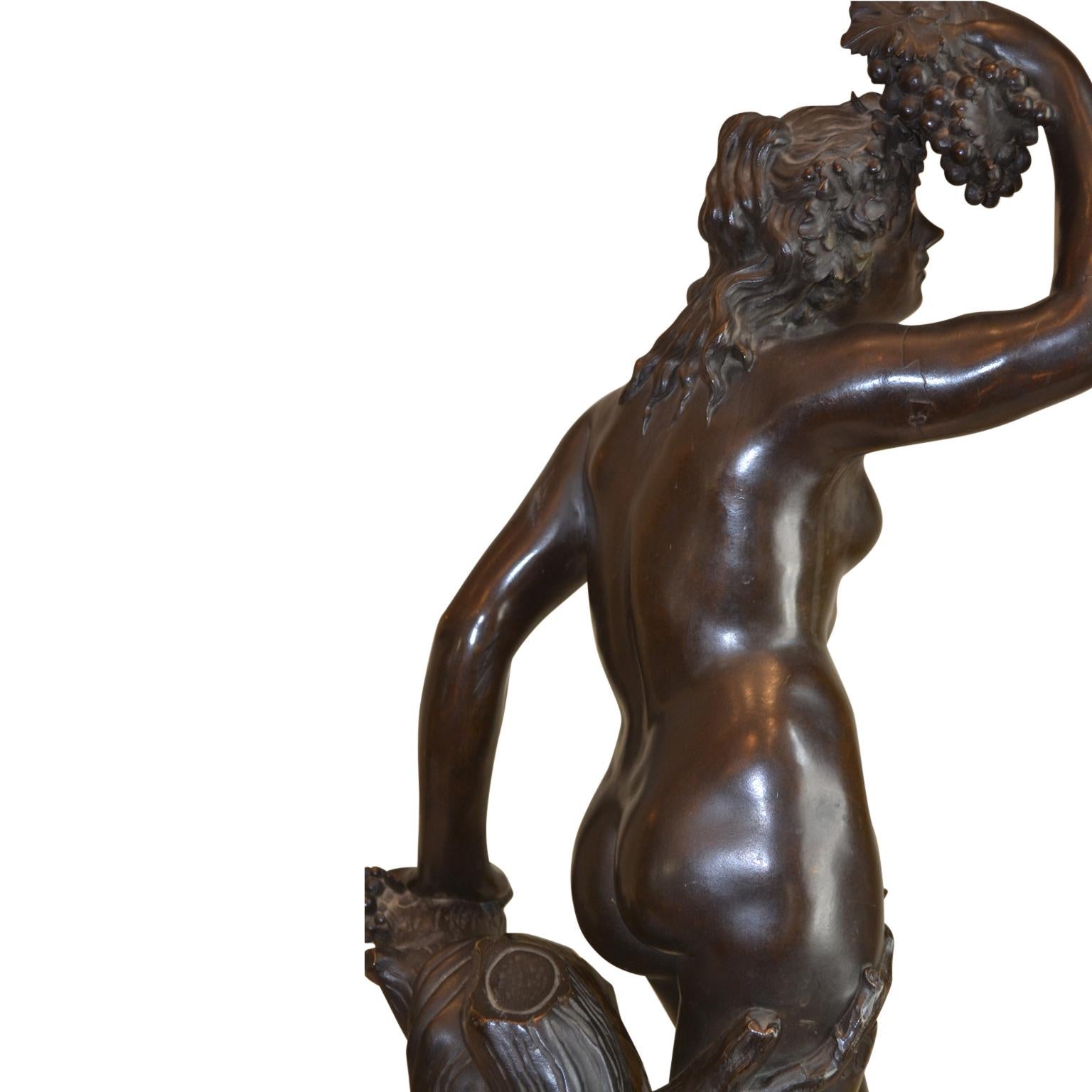 Moulage Statue allégorique de la déesse du vin Bacchante en bronze patiné en vente