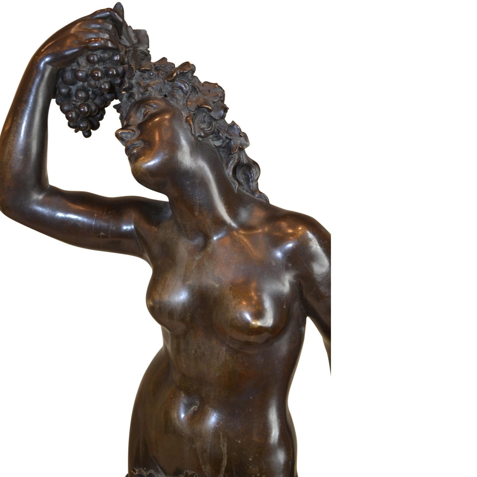 Statue allégorique de la déesse du vin Bacchante en bronze patiné Bon état - En vente à Vancouver, British Columbia