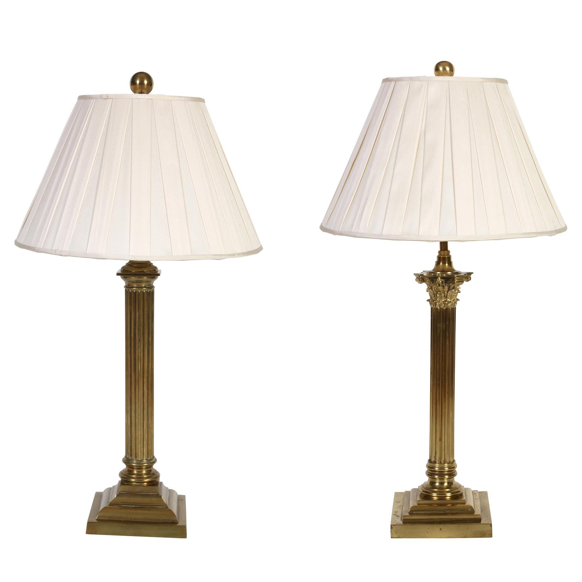 20ième siècle Presque une paire de lampes à colonne et d'abat-jour d'époque en vente