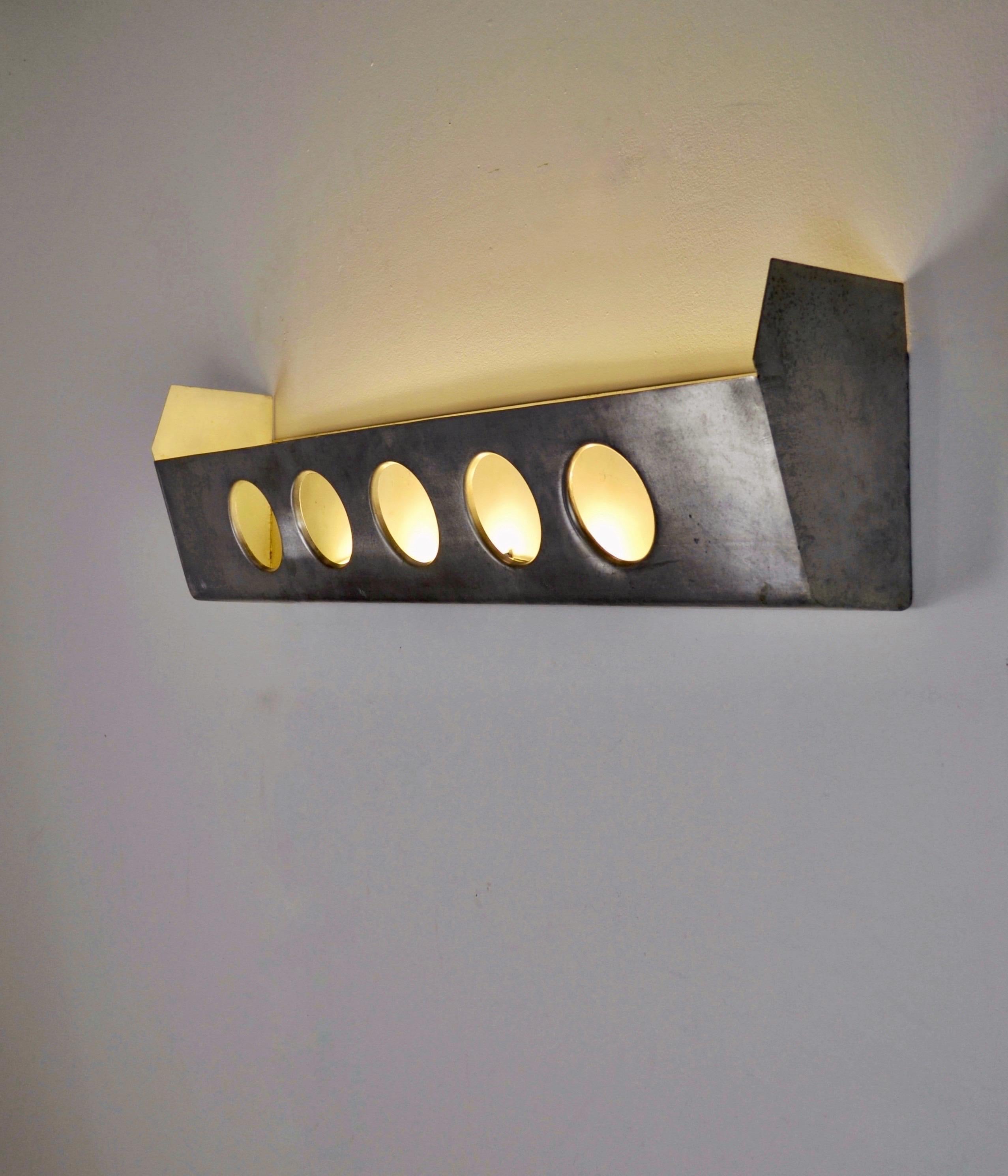 Un grande apparecchio di illuminazione in alluminio nello stile di Jean Prouvé - Francia - anni '50 in vendita 6