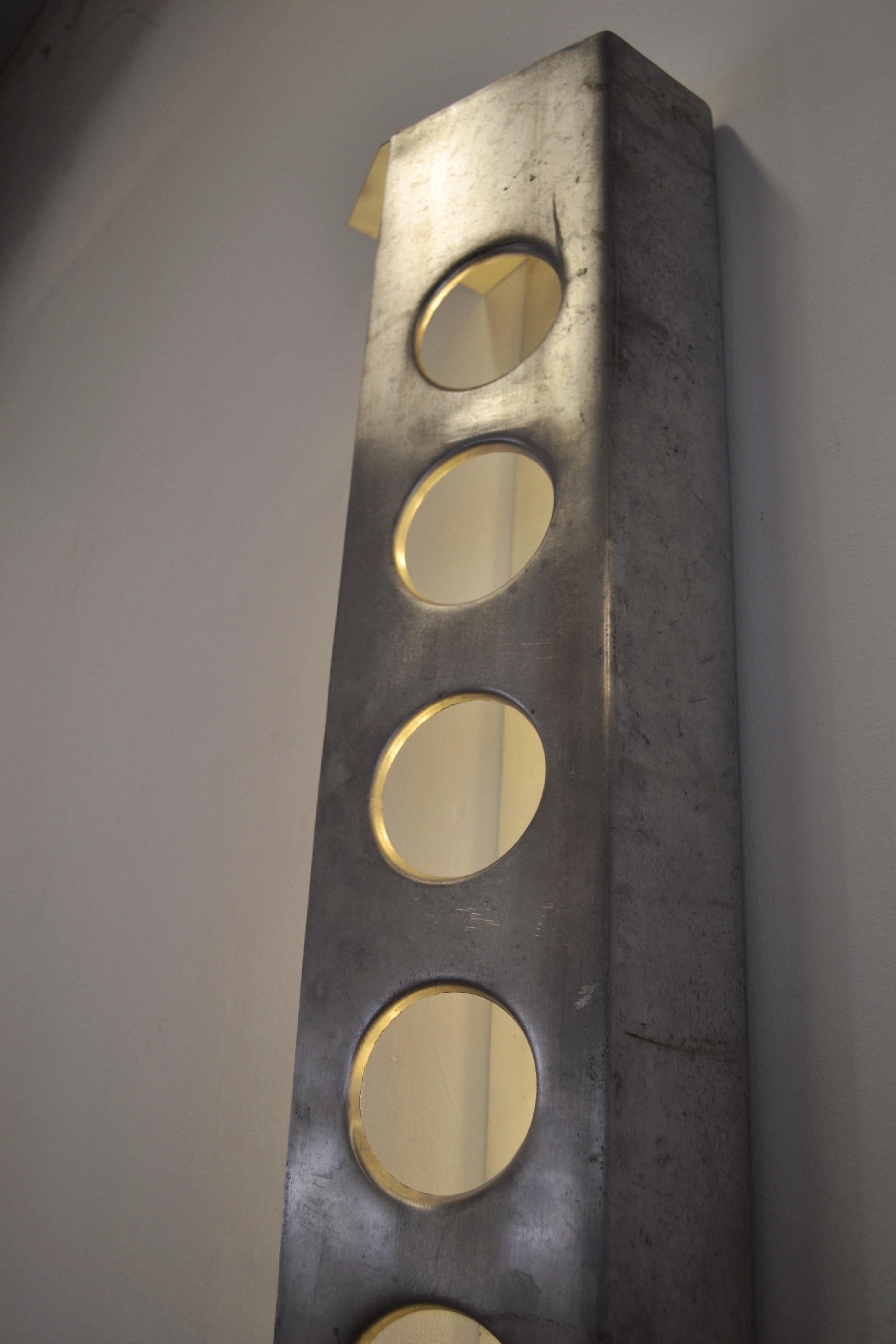 Metà XX secolo Un grande apparecchio di illuminazione in alluminio nello stile di Jean Prouvé - Francia - anni '50 in vendita