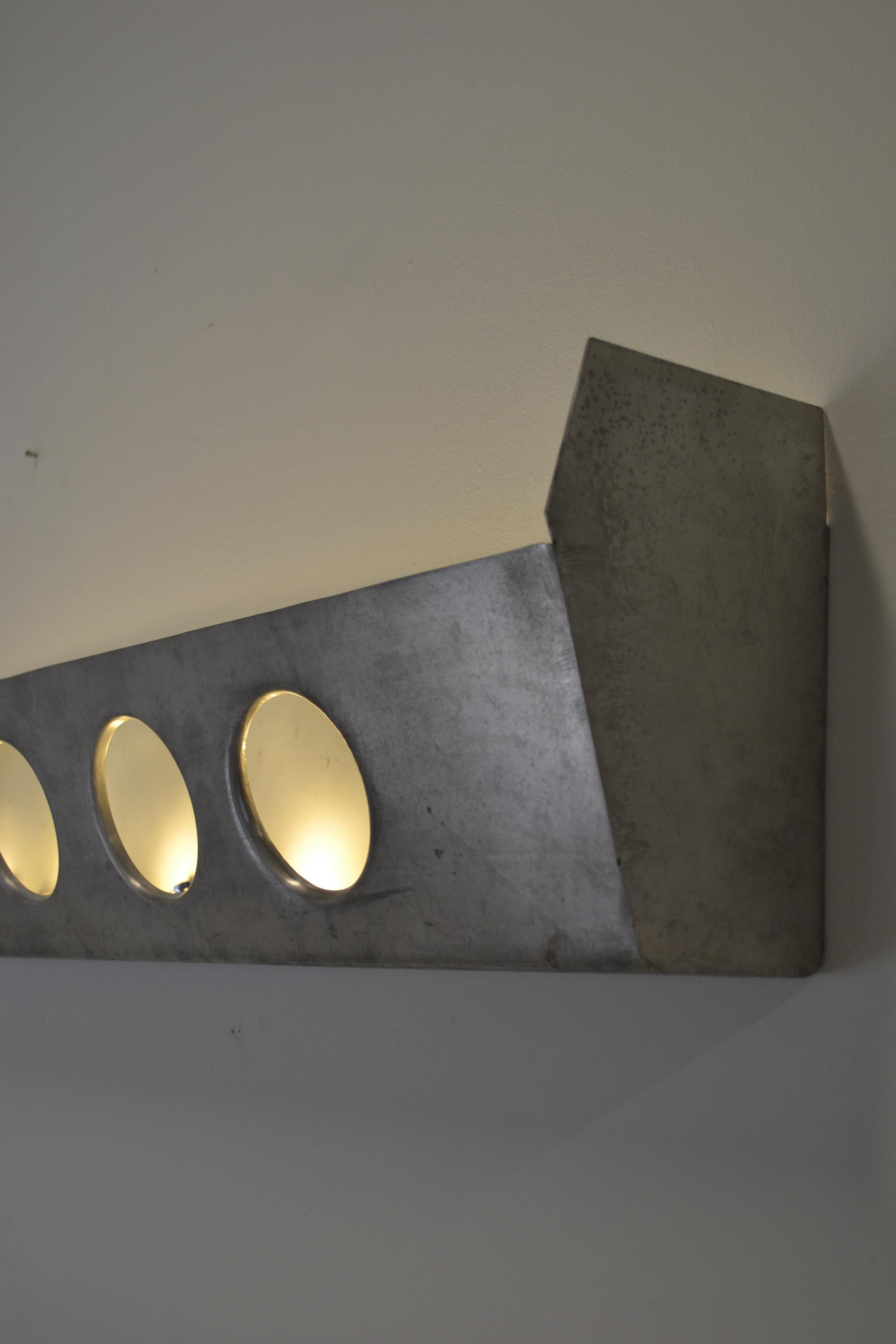 Un grande apparecchio di illuminazione in alluminio nello stile di Jean Prouvé - Francia - anni '50 in vendita 2