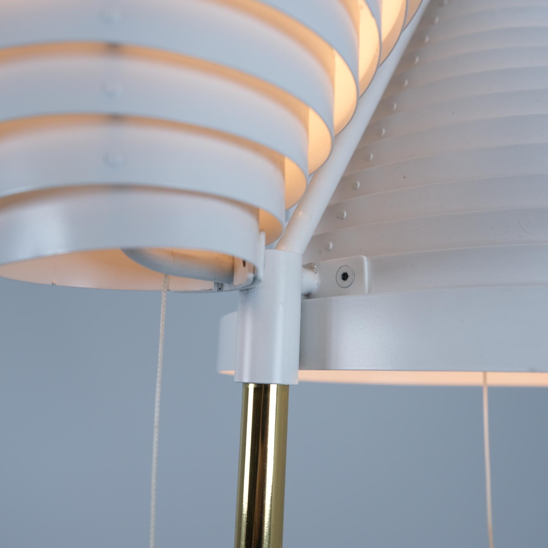 Stehlampe A810 von Alvar Aalto, Weiß, Messing und schwarzes Leder, Valaisinpaja, 1970er Jahre im Angebot 2