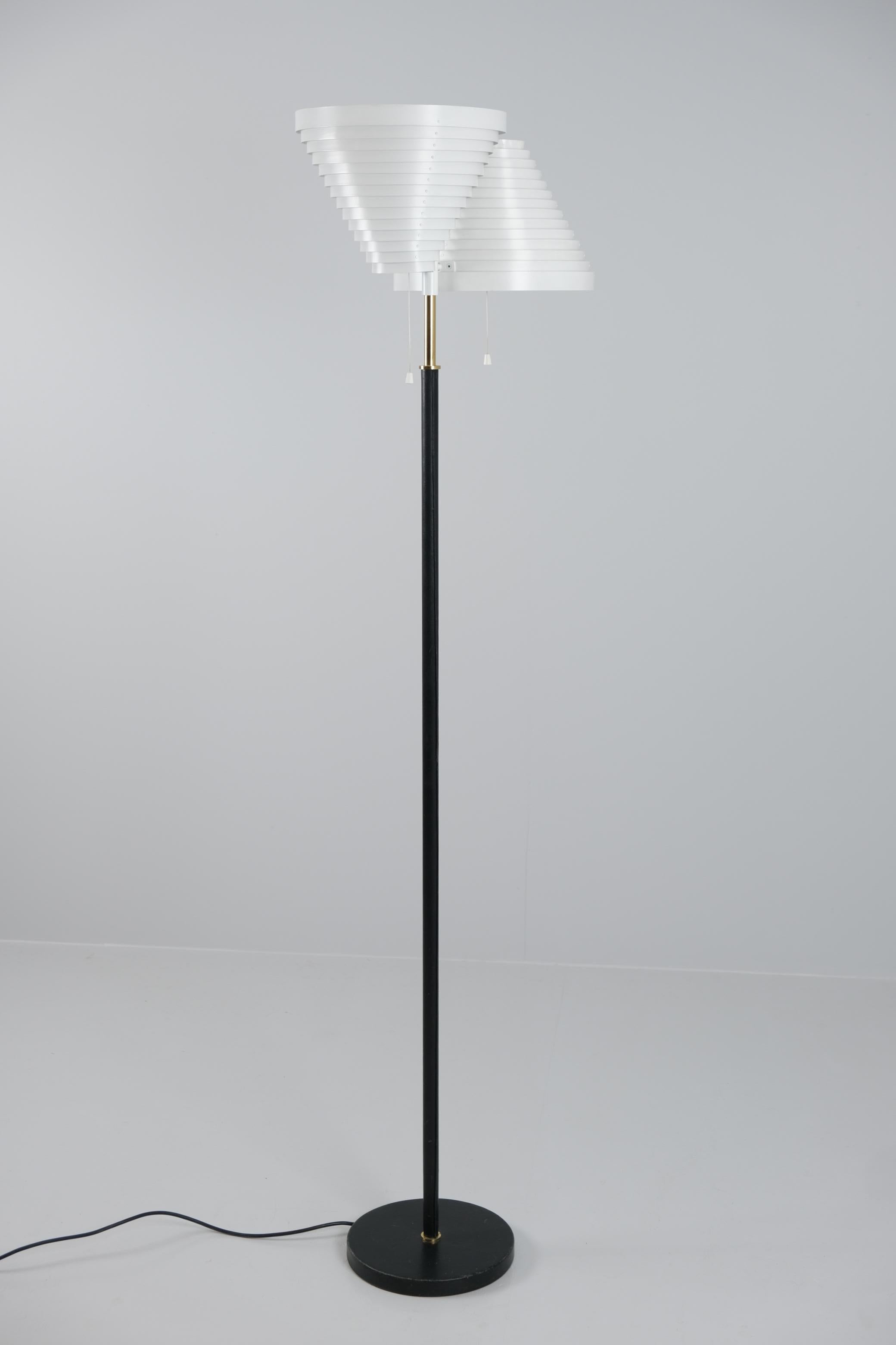Stehlampe A810 von Alvar Aalto, Weiß, Messing und schwarzes Leder, Valaisinpaja, 1970er Jahre im Angebot 5