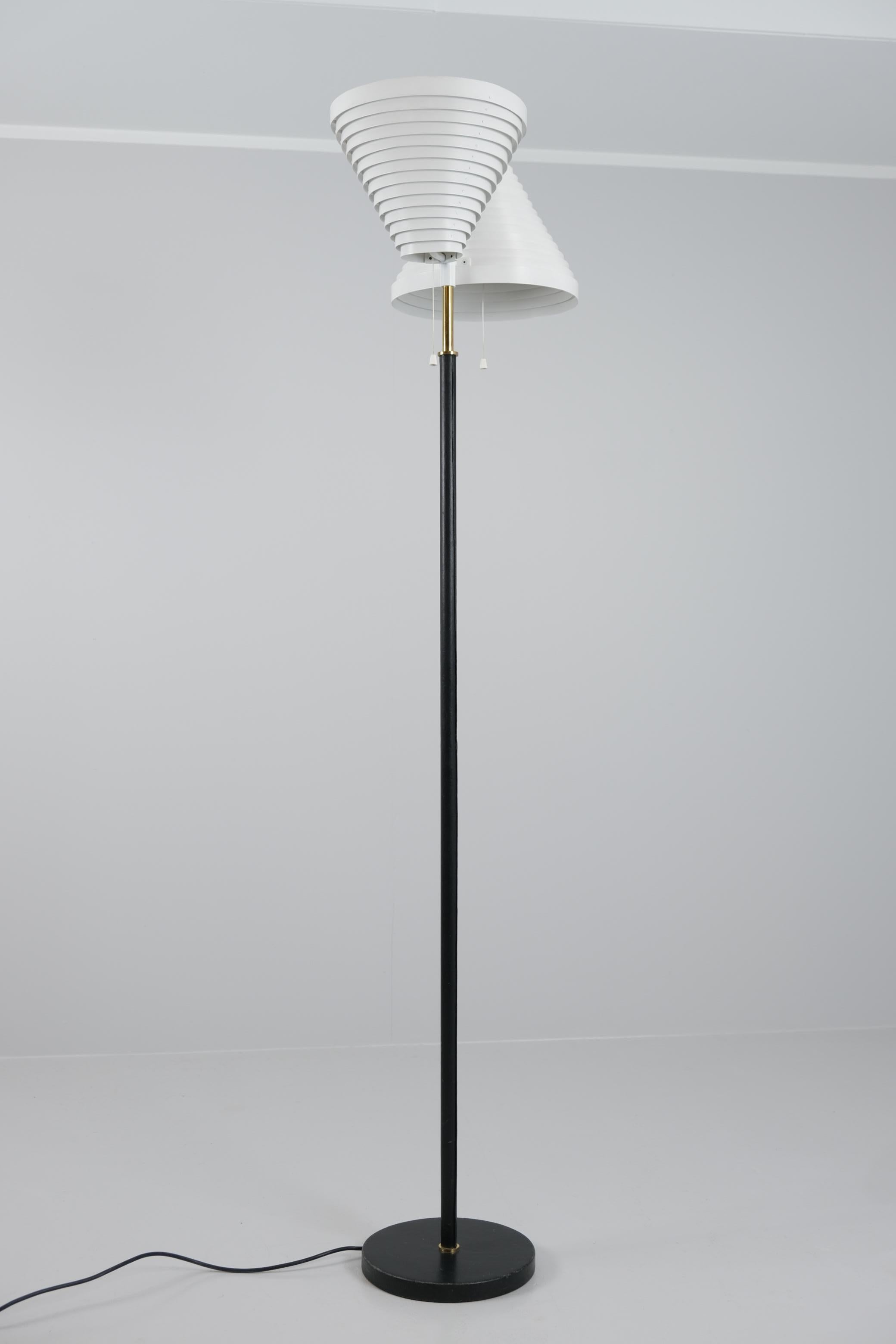 Stehleuchte Modell A810, entworfen von Alvar Aalto, vertrieben von Artek und hergestellt von Valaisinpaja Oy in Finnland in den 1970er bis 1980er Jahren. Dies ist eine der ikonischen Aalto-Lampen und sie ist in einem sehr guten Zustand mit einem