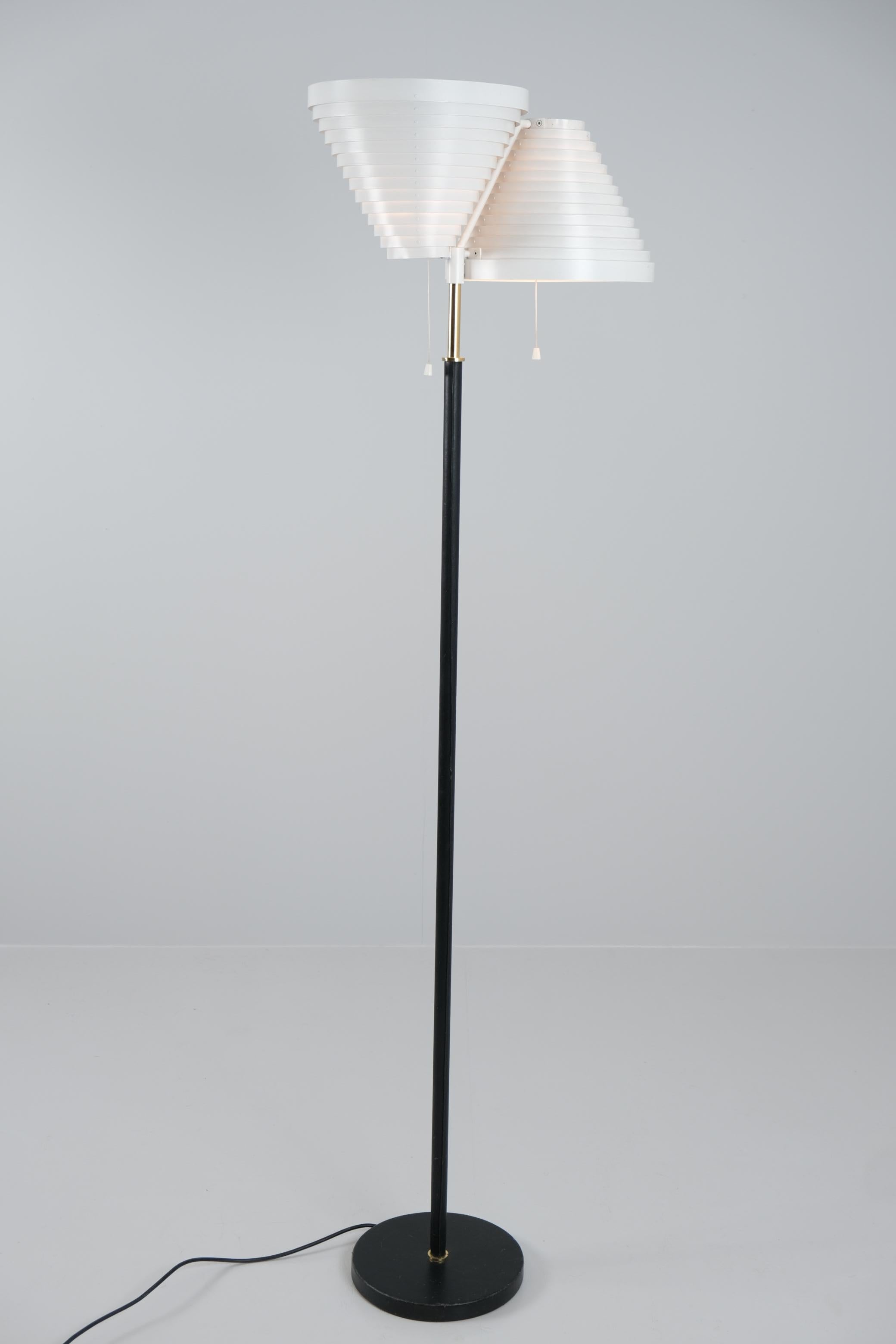 Stehlampe A810 von Alvar Aalto, Weiß, Messing und schwarzes Leder, Valaisinpaja, 1970er Jahre (Moderne der Mitte des Jahrhunderts) im Angebot