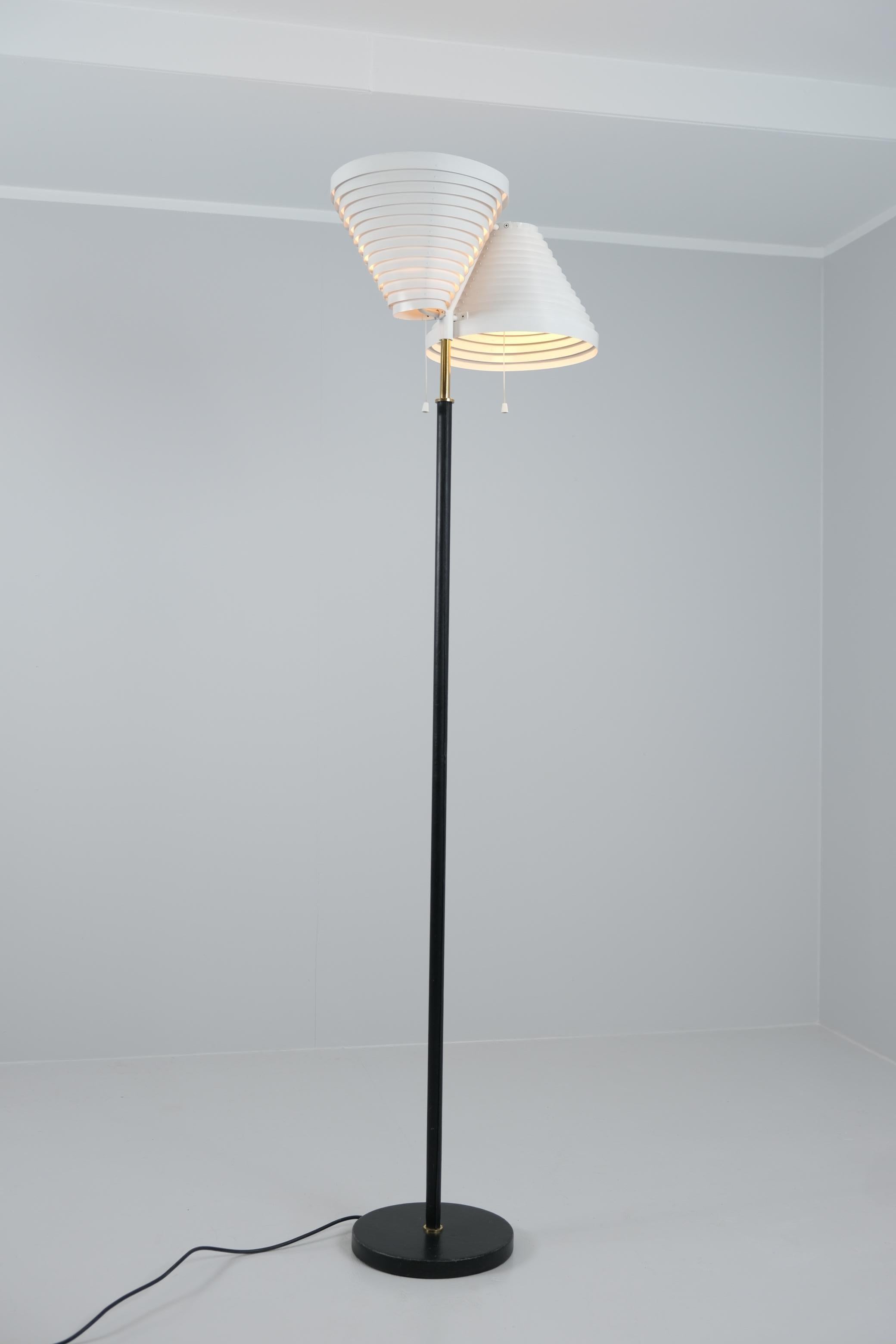 Stehlampe A810 von Alvar Aalto, Weiß, Messing und schwarzes Leder, Valaisinpaja, 1970er Jahre (Finnisch) im Angebot