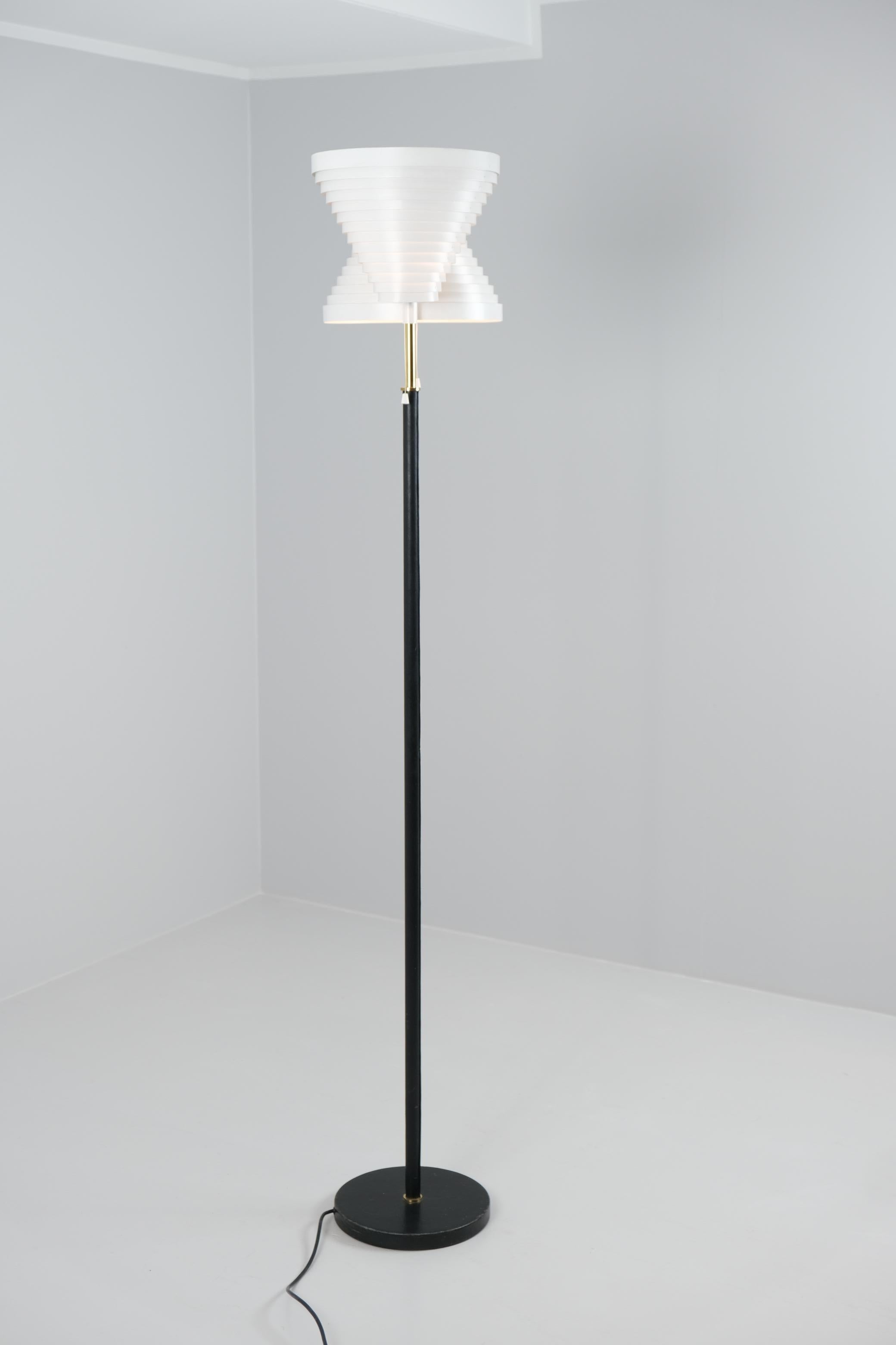 Stehlampe A810 von Alvar Aalto, Weiß, Messing und schwarzes Leder, Valaisinpaja, 1970er Jahre im Zustand „Gut“ im Angebot in Helsinki, FI