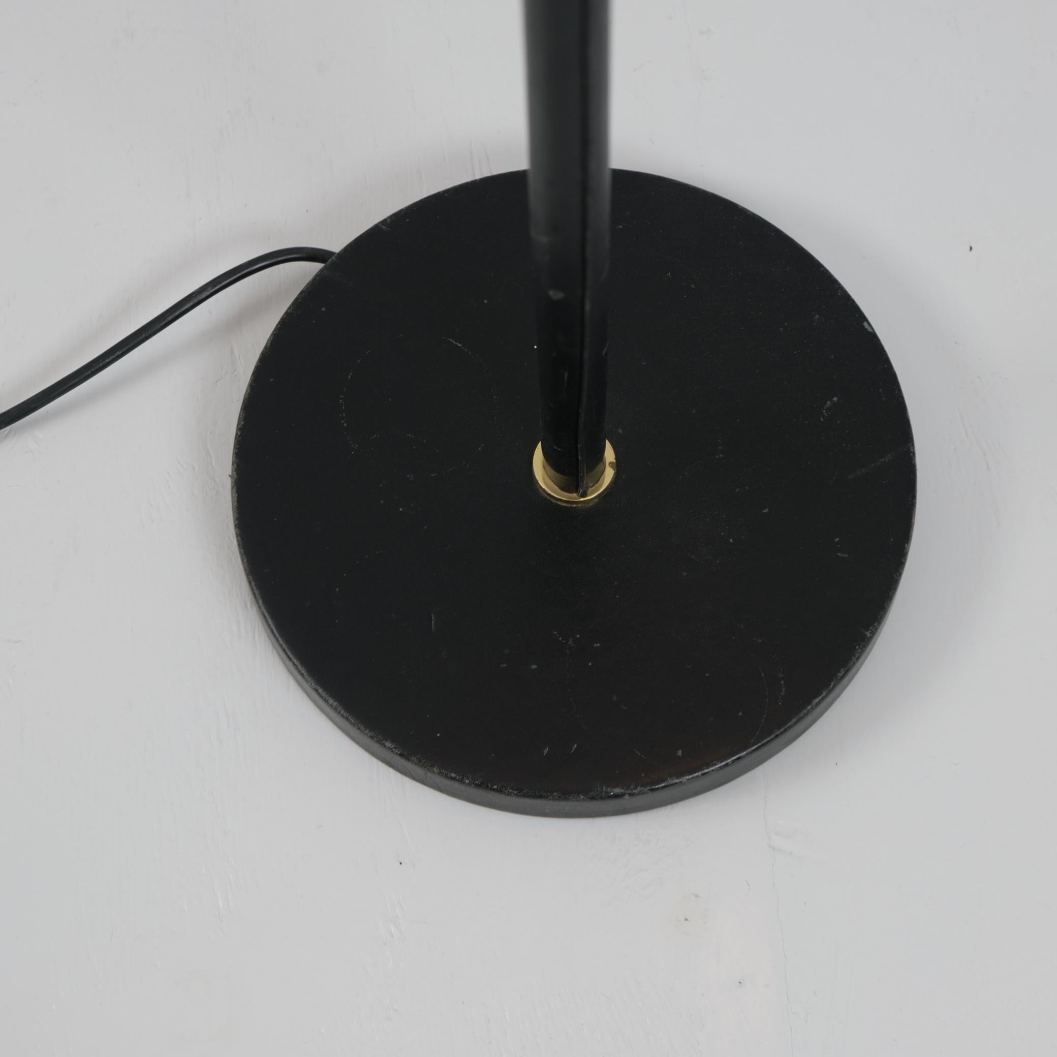 Stehlampe A810 von Alvar Aalto, Weiß, Messing und schwarzes Leder, Valaisinpaja, 1970er Jahre (Ende des 20. Jahrhunderts) im Angebot