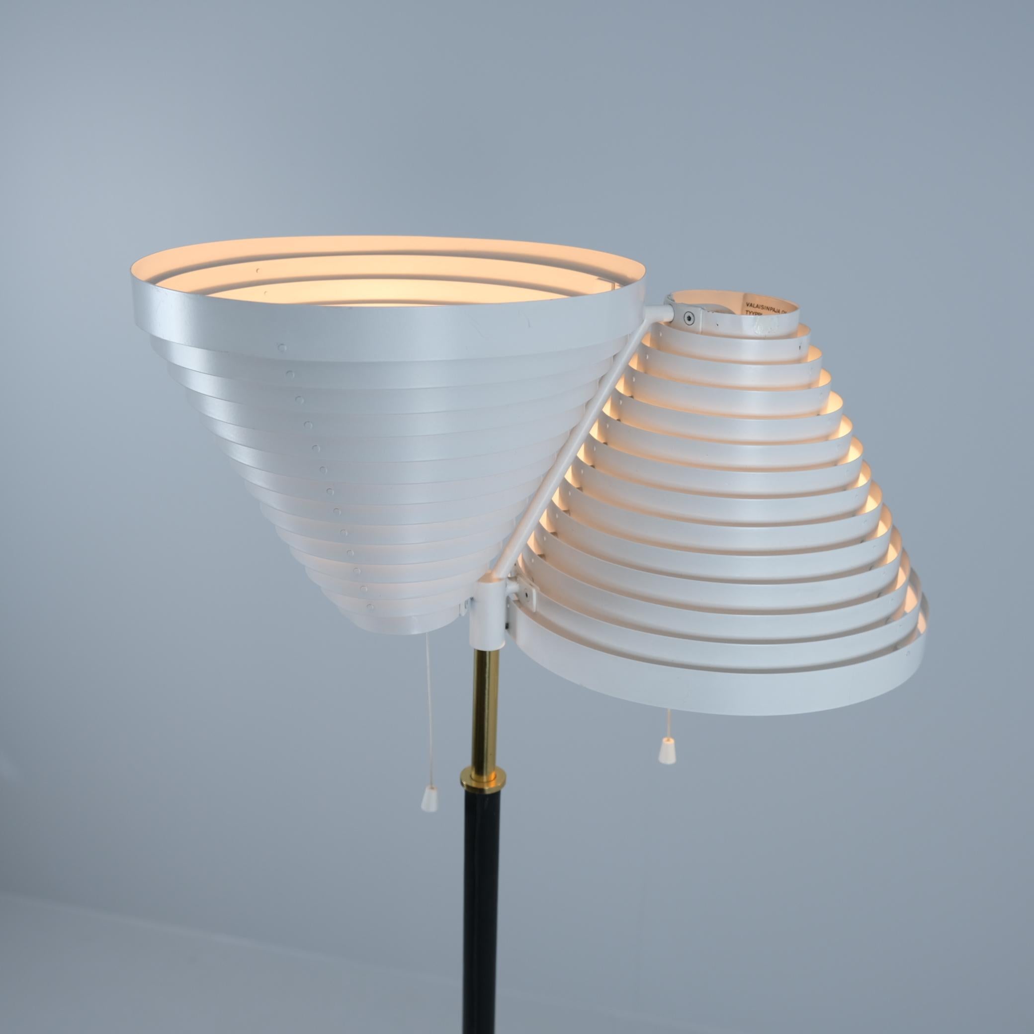 Stehlampe A810 von Alvar Aalto, Weiß, Messing und schwarzes Leder, Valaisinpaja, 1970er Jahre (Metall) im Angebot