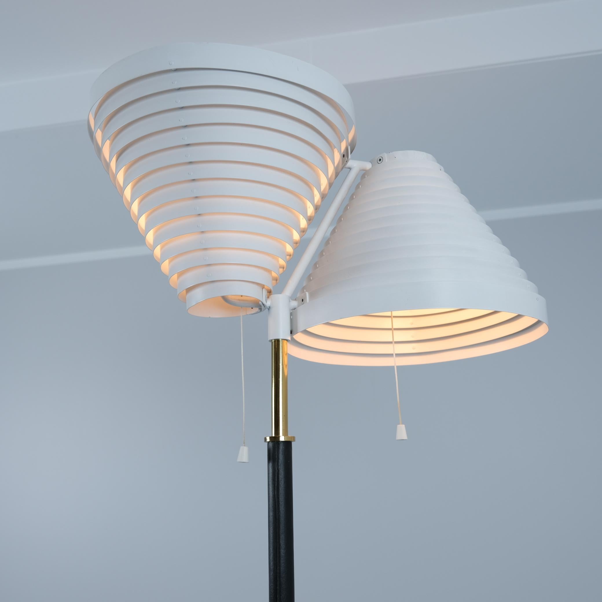 Stehlampe A810 von Alvar Aalto, Weiß, Messing und schwarzes Leder, Valaisinpaja, 1970er Jahre im Angebot 1